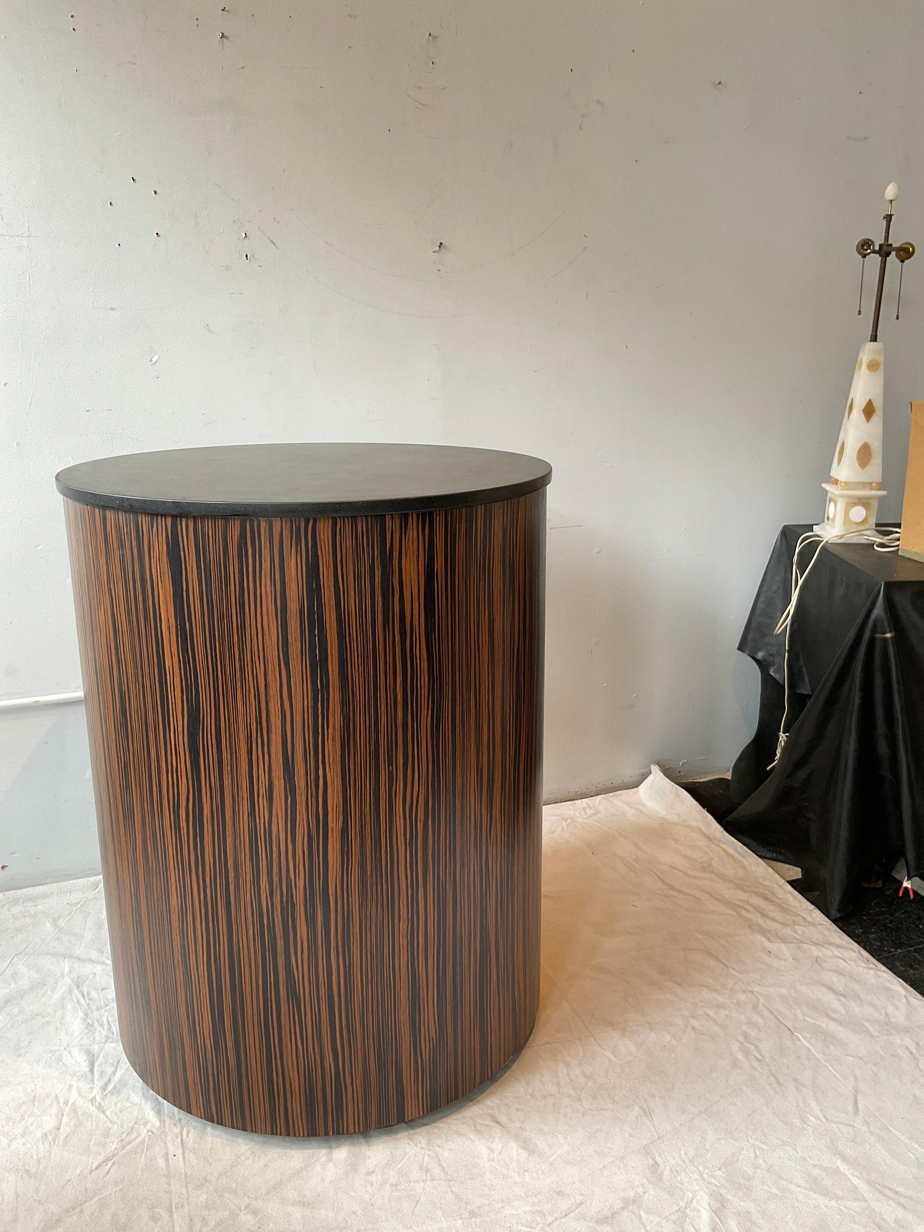 Grand piédestal en bois de rose fait sur mesure avec un plateau tournant en granit.