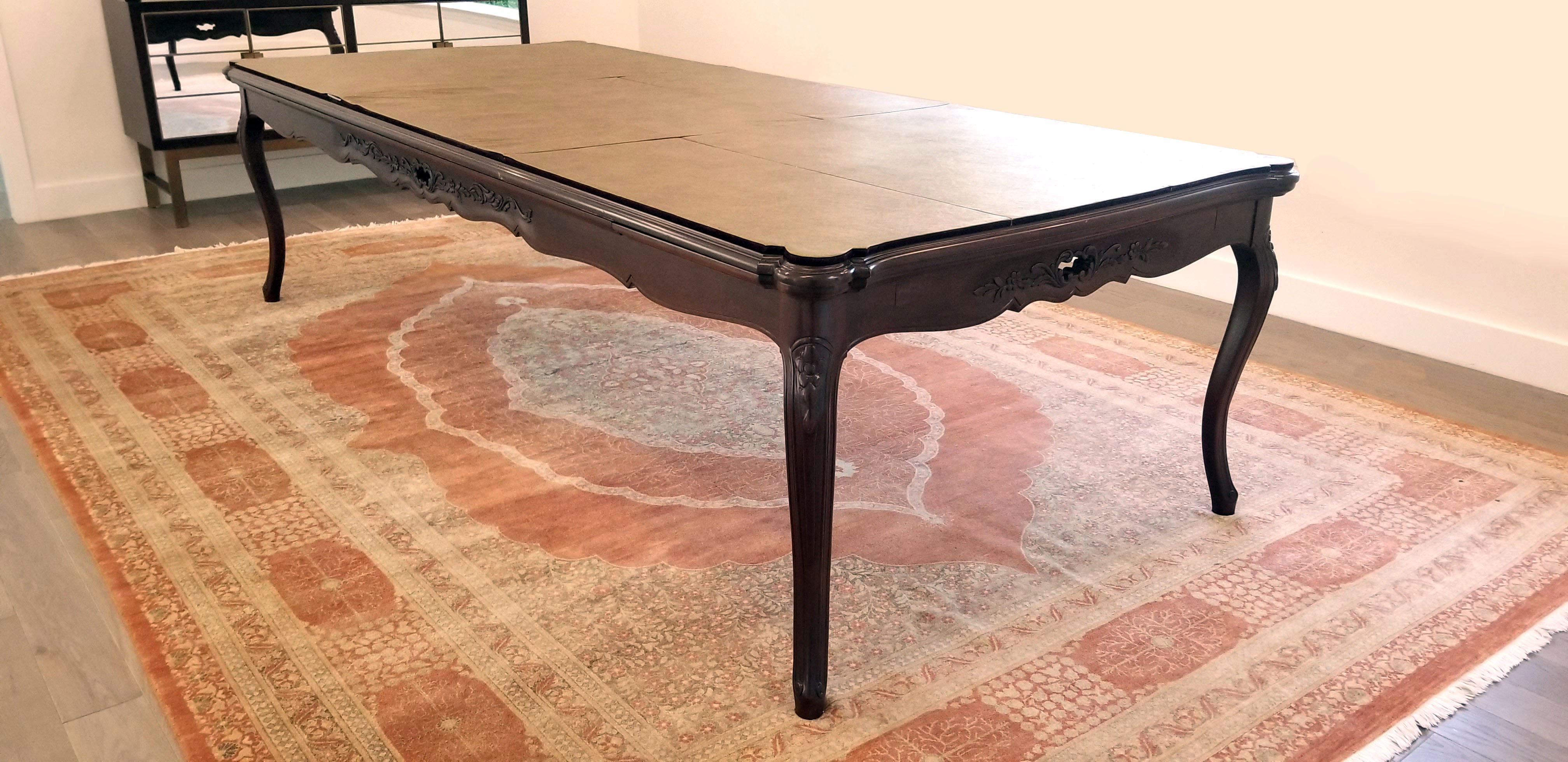 Néoclassique Grande table de salle à manger Chippendale en acajou sur mesure en vente