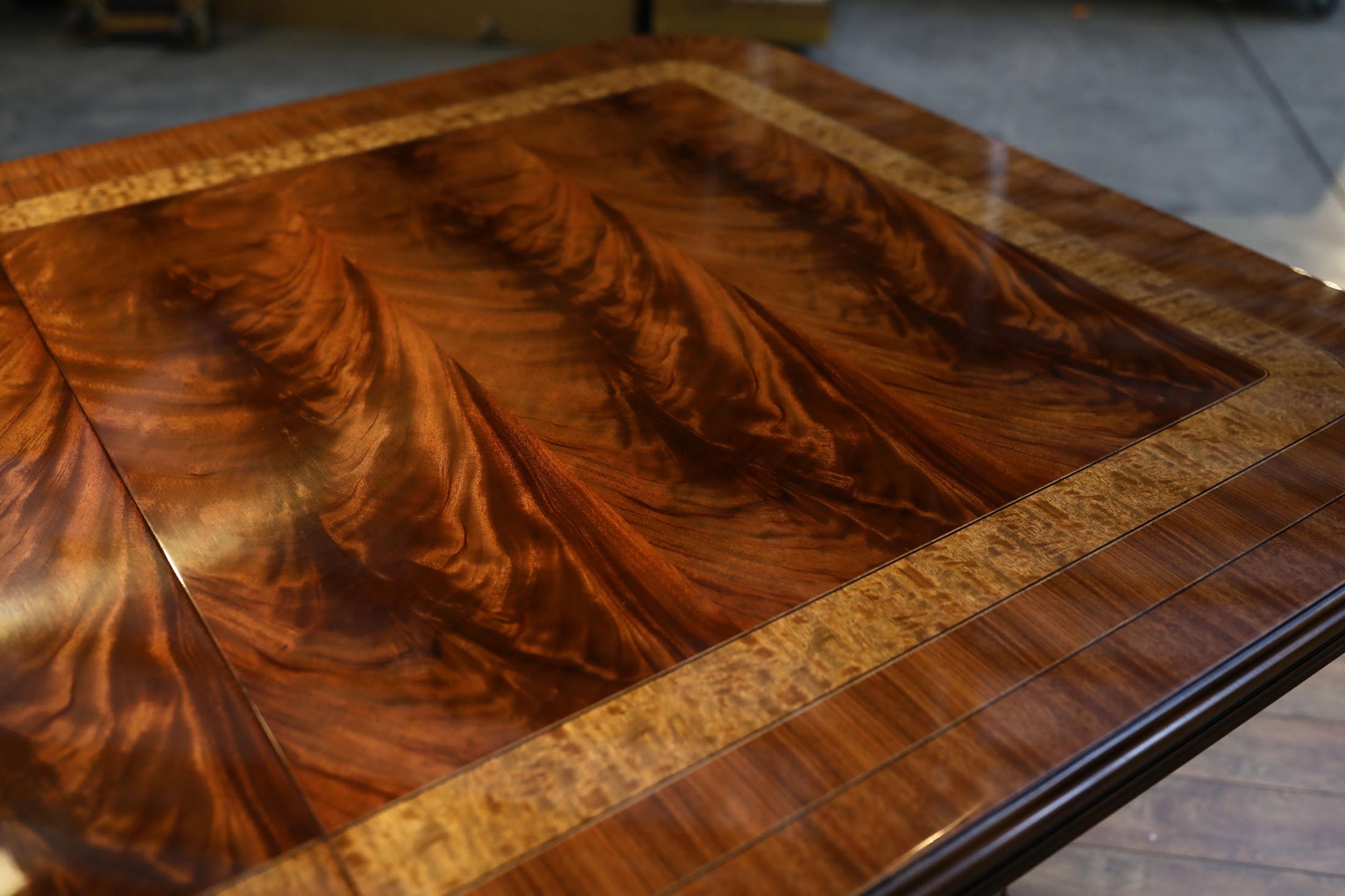 Grande table à manger de style Regency en acajou faite sur mesure par Leighton Hall Neuf - En vente à Suwanee, GA