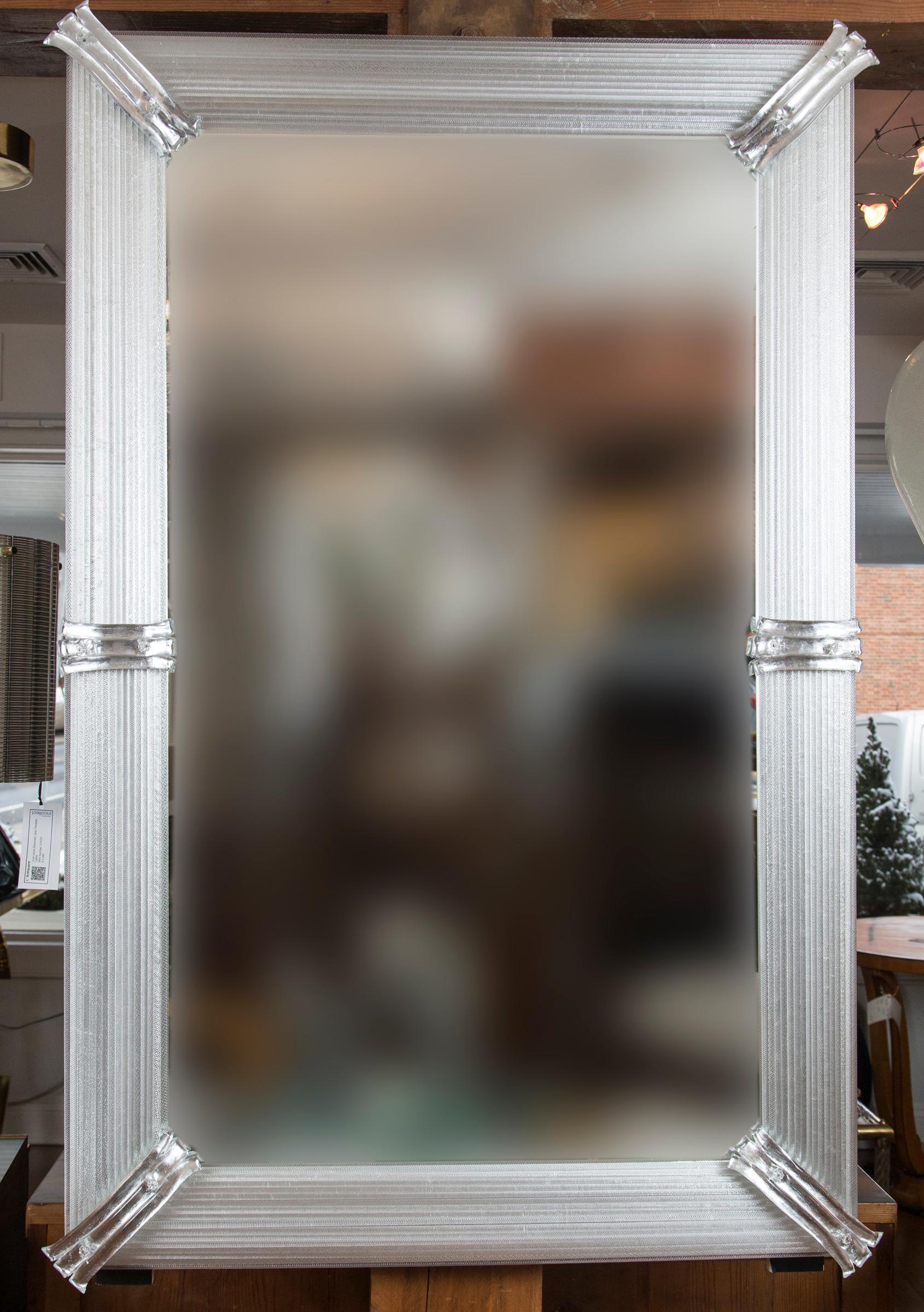 Bellissimi specchi con cornice in vetro soffiato trasparente e argentato realizzati artigianalmente, con cornice composta da lunghe aste di paglia trasparente soffiata e ritorta.
Prezzo individuale
Peso approssimativo di 75 libbre, (cassa da