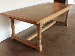 Grande table de salle à manger sur mesure en chêne avec plateau en planches de chêne et pieds en fuseau sculptés et traversins