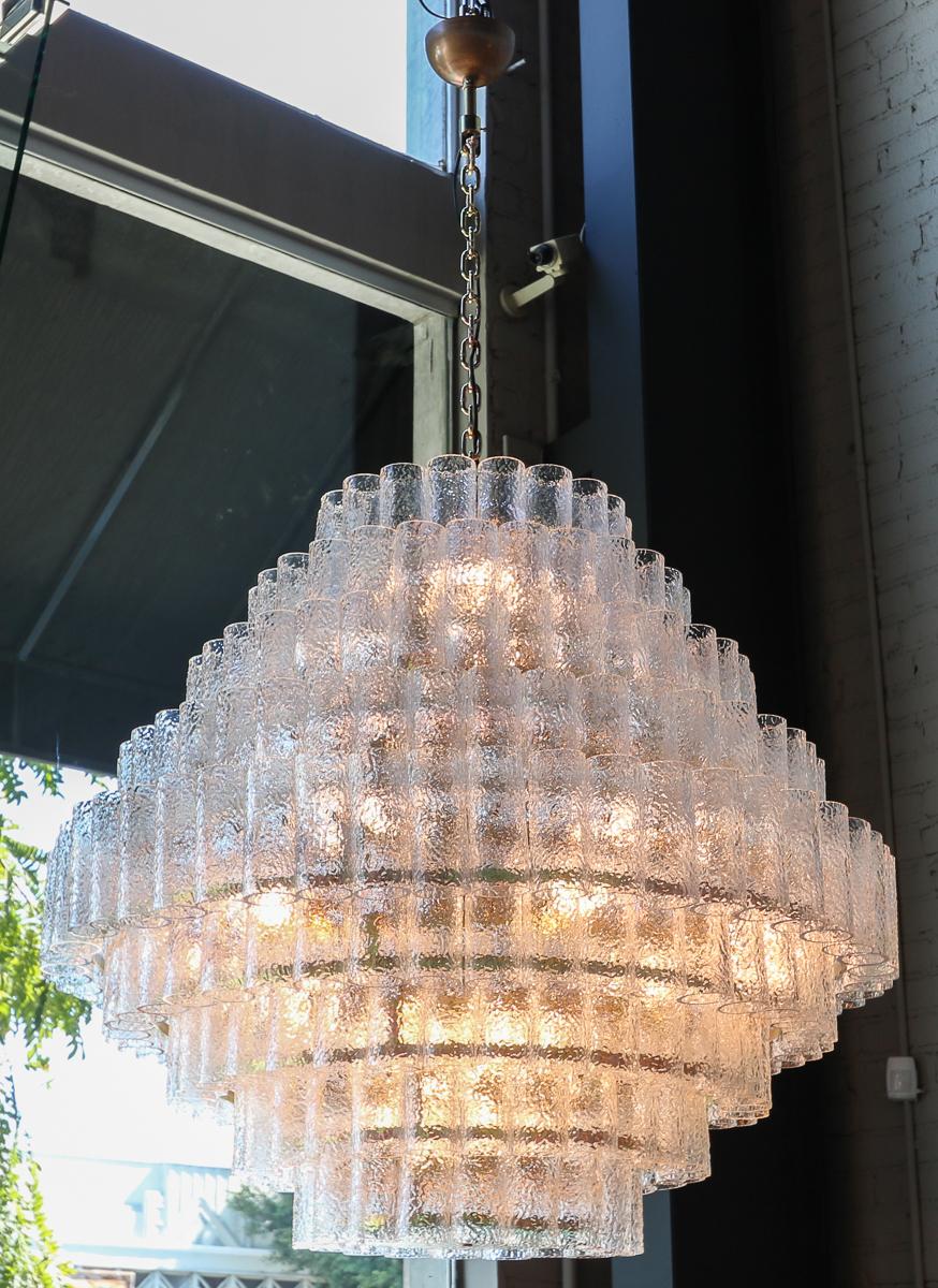 italien Grand lustre de Murano à étages sur mesure avec tubes en verre transparent par Adesso Imports en vente