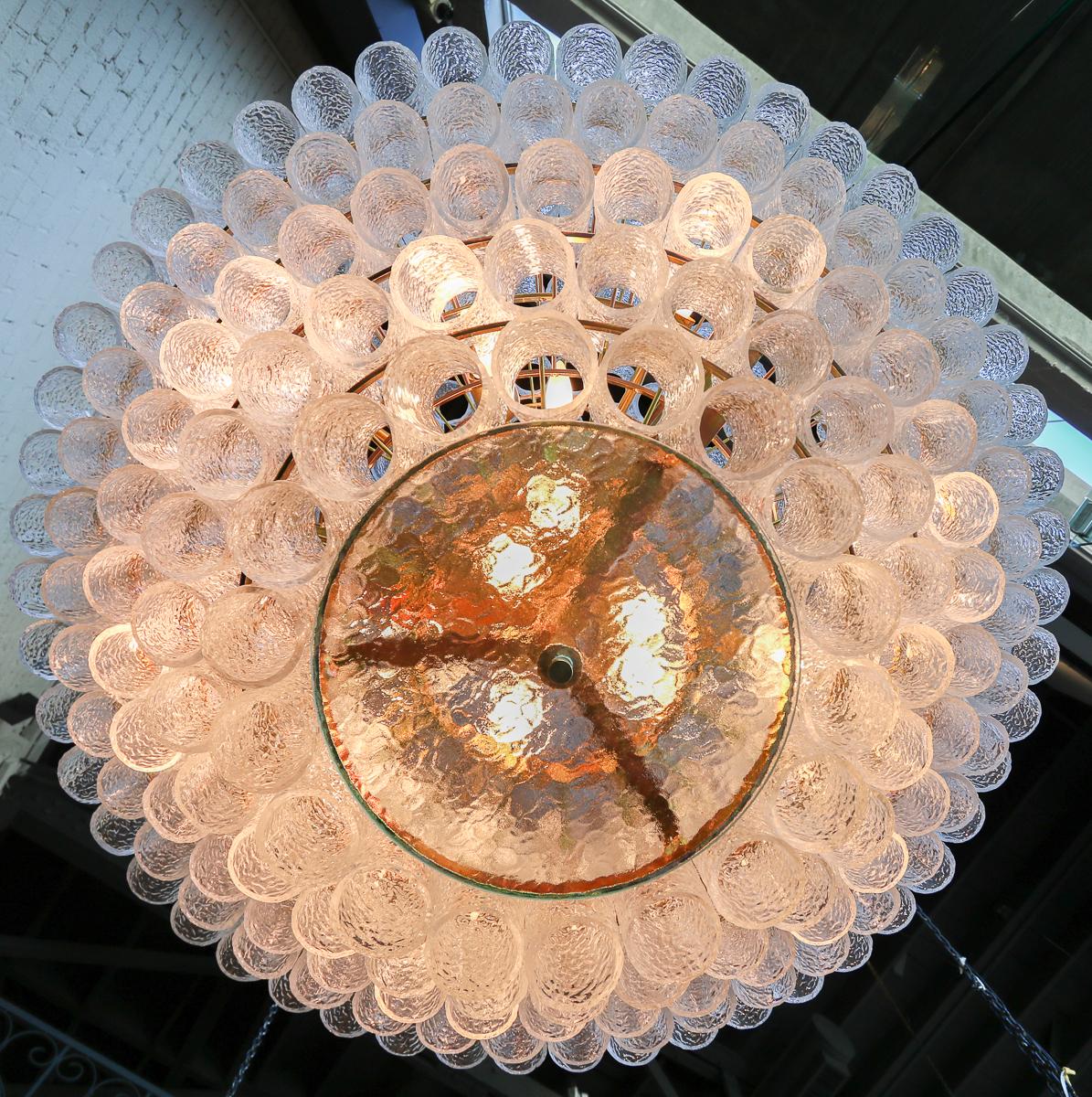 XXIe siècle et contemporain Grand lustre de Murano à étages sur mesure avec tubes en verre transparent par Adesso Imports en vente