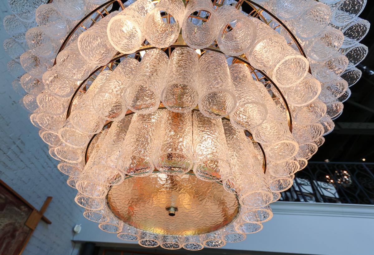 Laiton Grand lustre de Murano à étages sur mesure avec tubes en verre transparent par Adesso Imports en vente