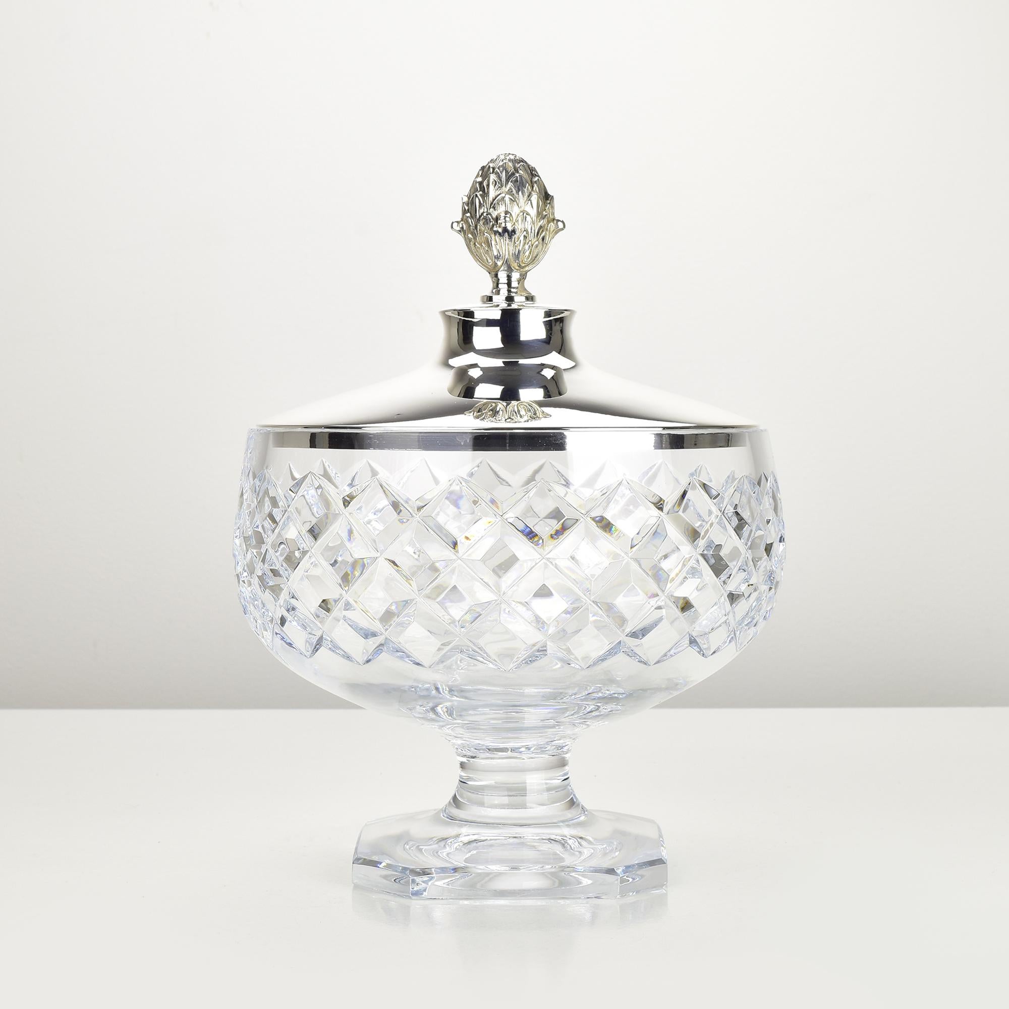 Gran cuenco de bombonera de cristal tallado c. Tapa de plata de ley, remate de piña Moderno de mediados de siglo en venta