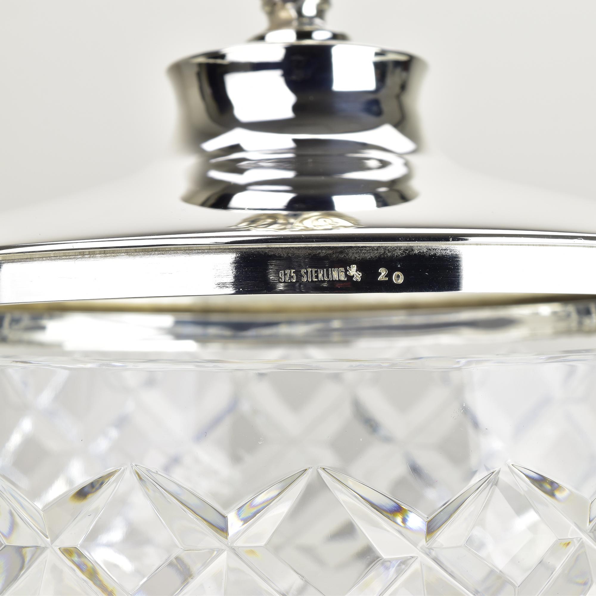 Gran cuenco de bombonera de cristal tallado c. Tapa de plata de ley, remate de piña mediados del siglo XX en venta