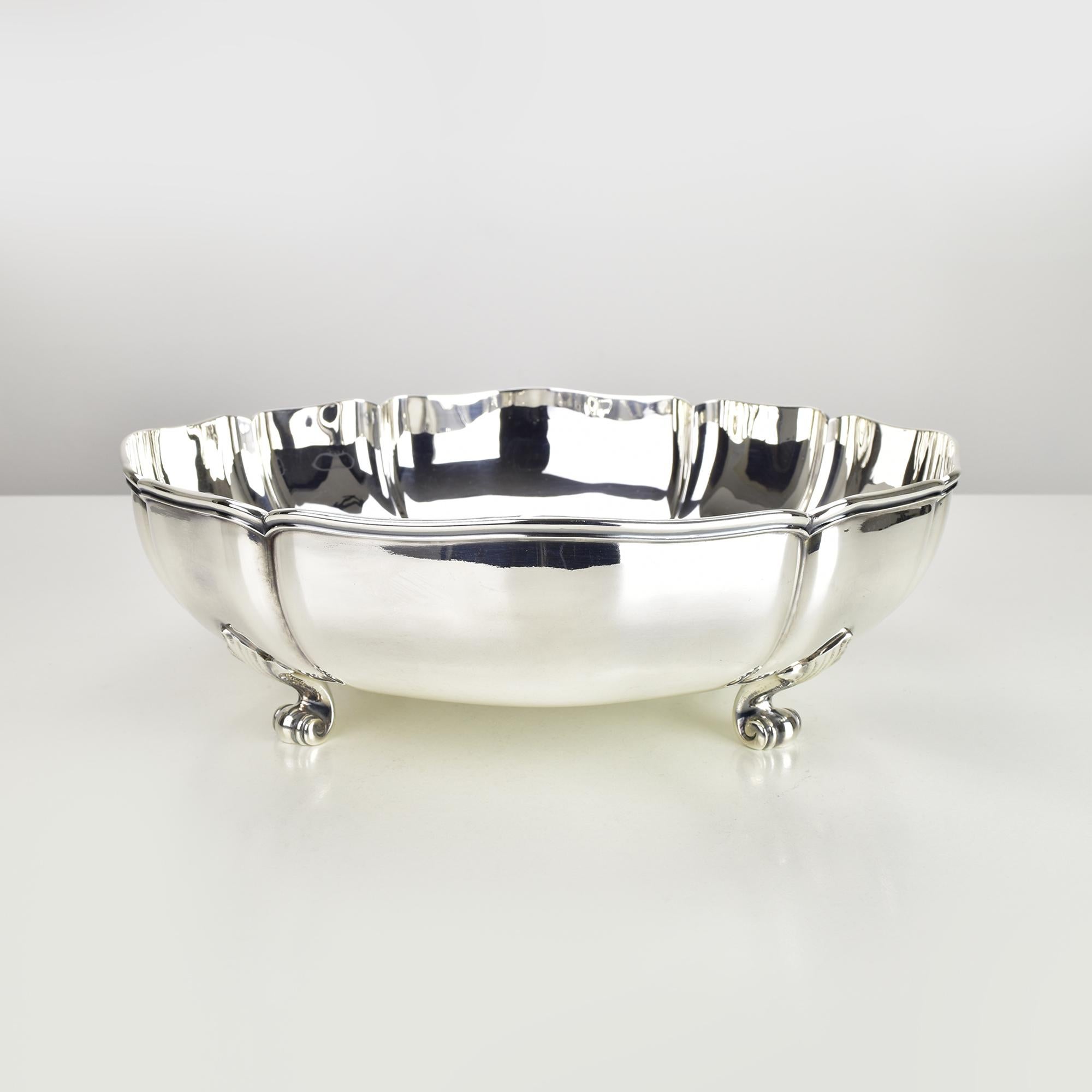 Gran cuenco de bombonera de cristal tallado c. Tapa de plata de ley, remate de piña Silver en venta