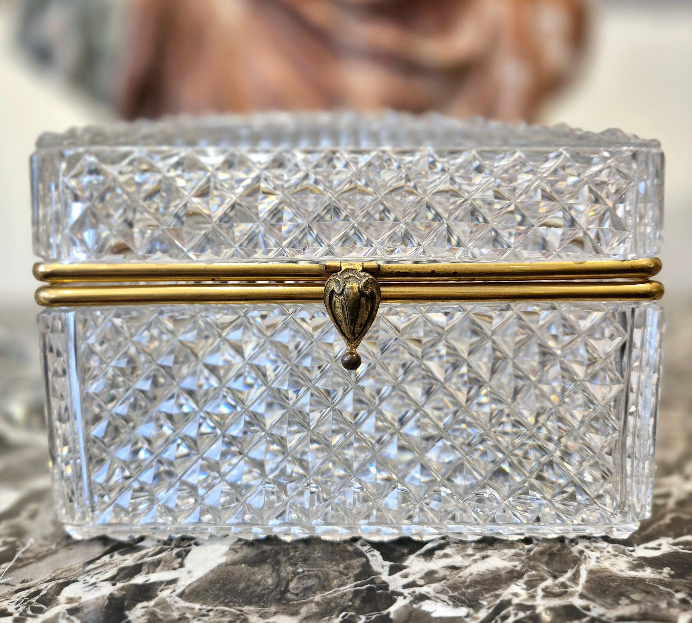 Grande boîte en cristal taillé avec monture en bronze doré, époque Charles X, vers 1830. en vente 4