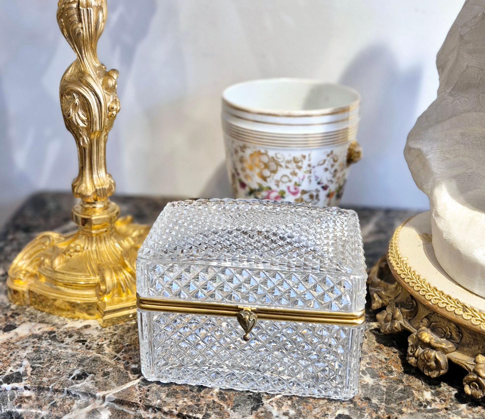 Grande boîte en cristal taillé avec monture en bronze doré, époque Charles X, vers 1830.

Boîte à bijoux ancienne de forme rectangulaire en cristal taillé et bronze doré.

Cette imposante boîte à bijoux est dotée d'une monture en bronze doré et d'un