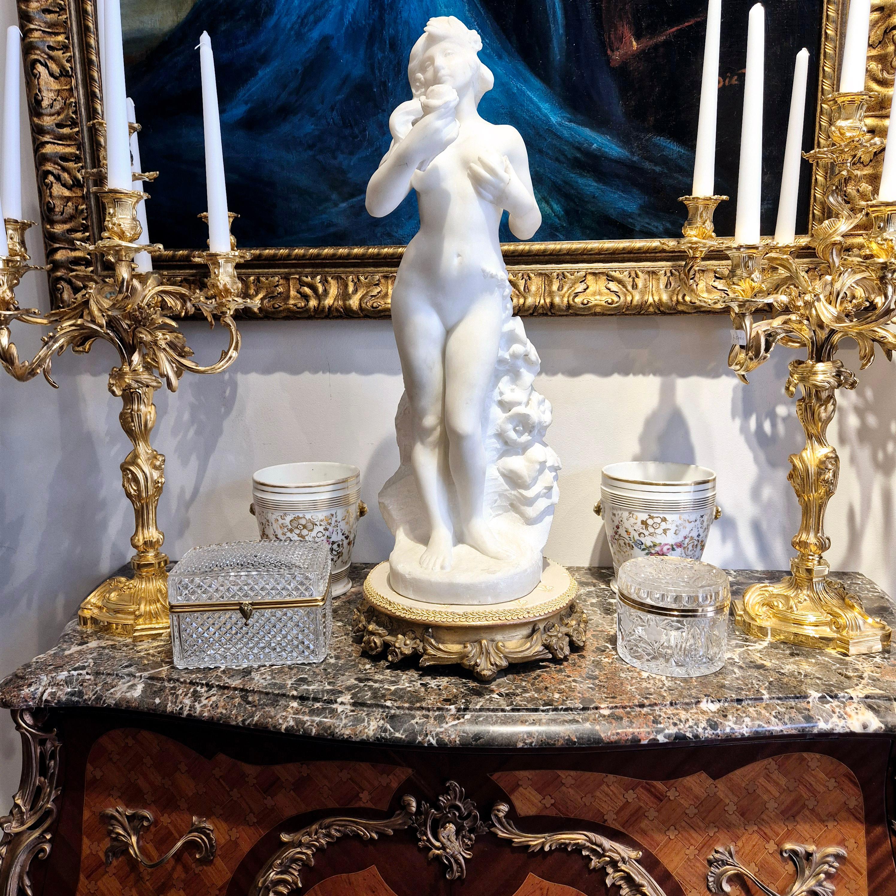 Français Grande boîte en cristal taillé avec monture en bronze doré, époque Charles X, vers 1830. en vente