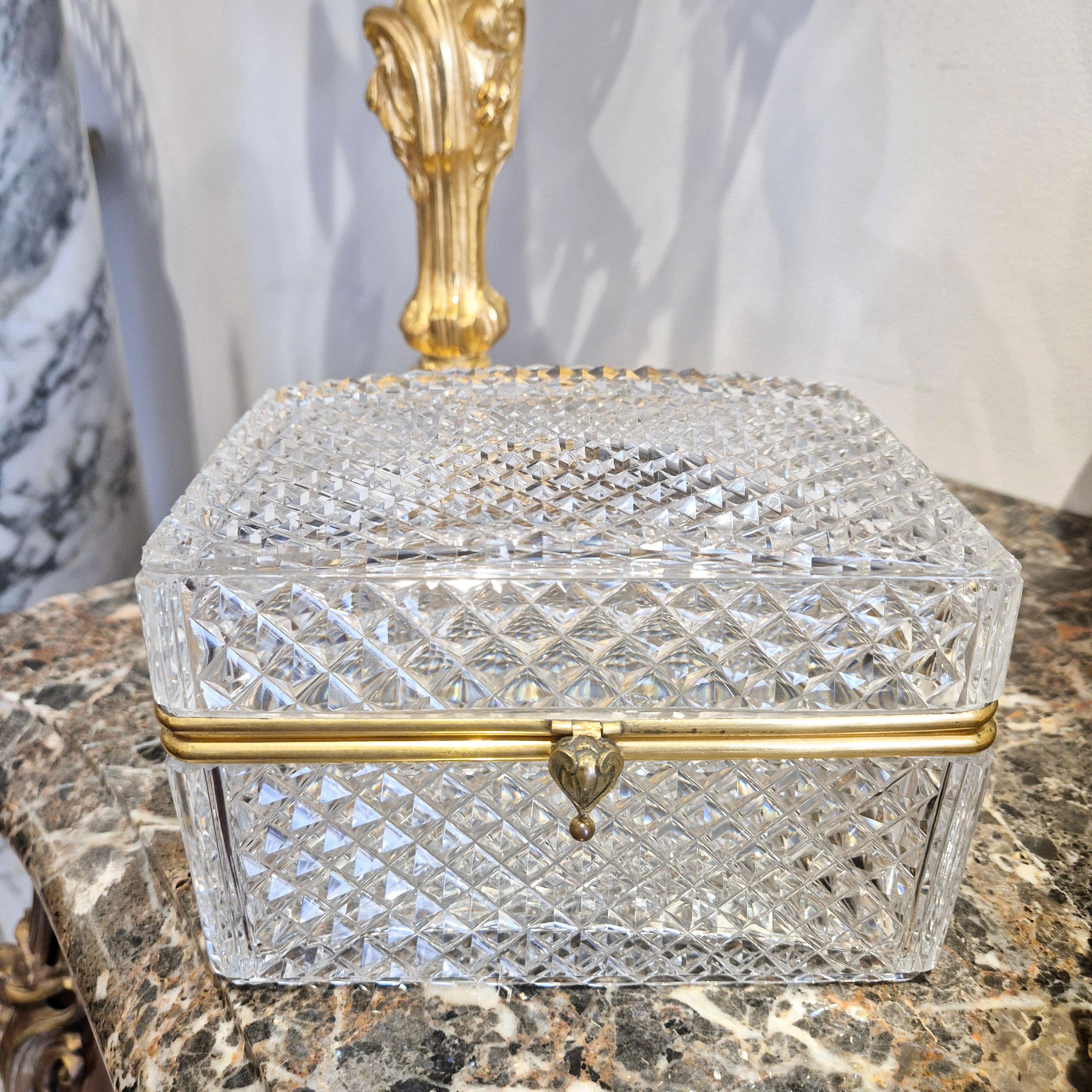 Facetté Grande boîte en cristal taillé avec monture en bronze doré, époque Charles X, vers 1830. en vente