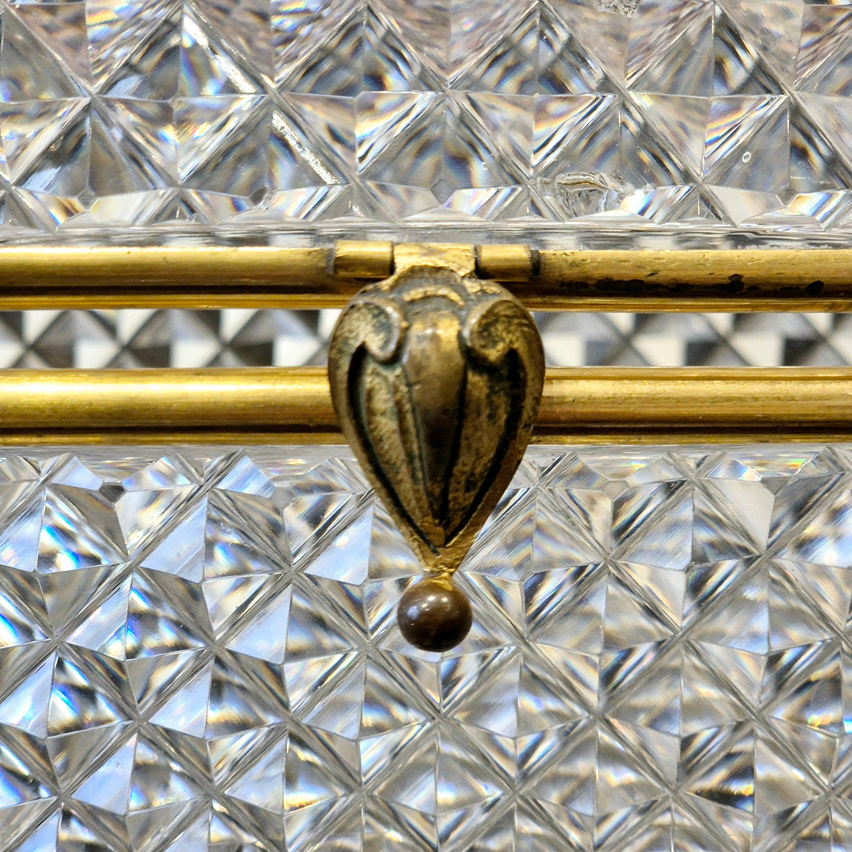 Grande boîte en cristal taillé avec monture en bronze doré, époque Charles X, vers 1830. Bon état - En vente à NICE, FR