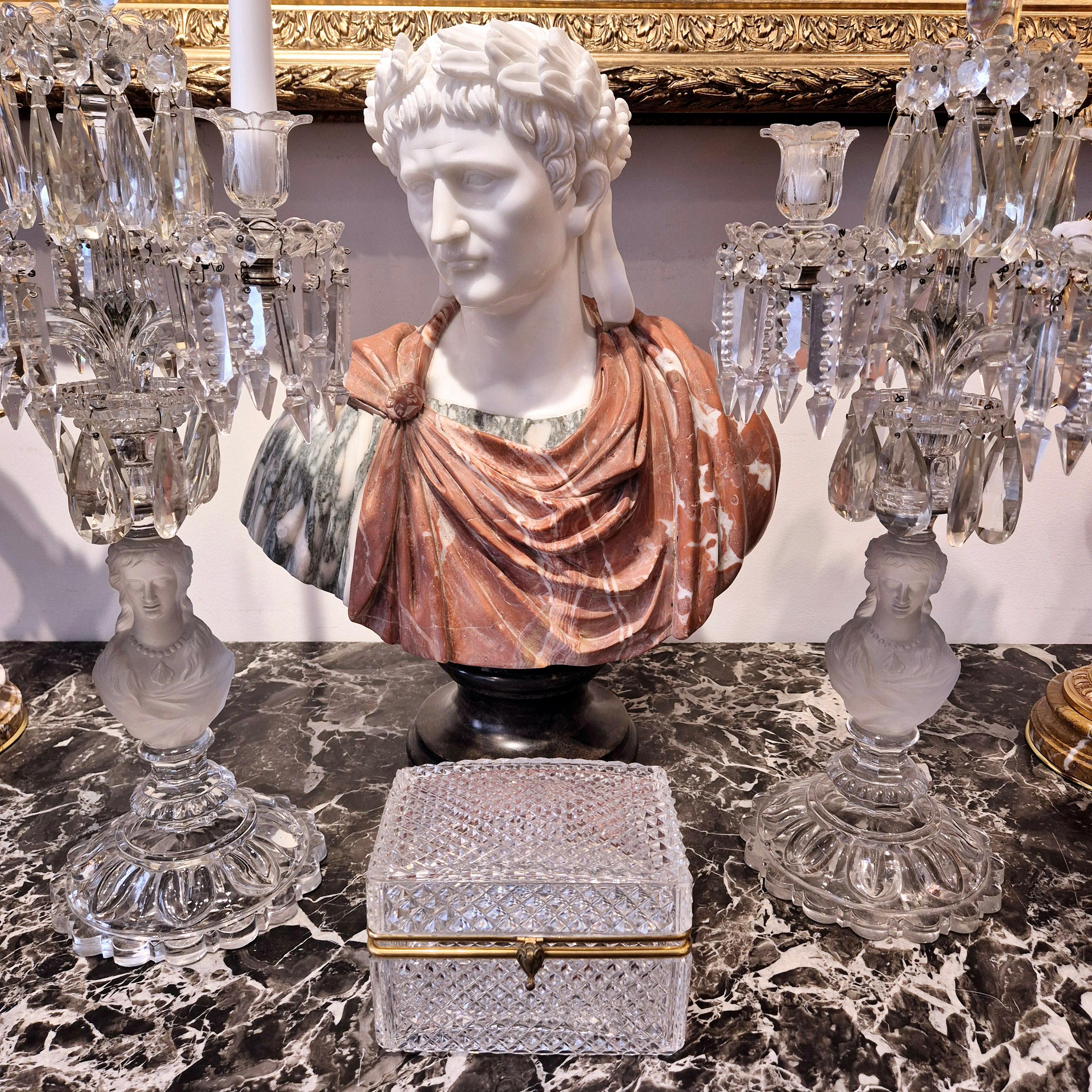 Début du XIXe siècle Grande boîte en cristal taillé avec monture en bronze doré, époque Charles X, vers 1830. en vente