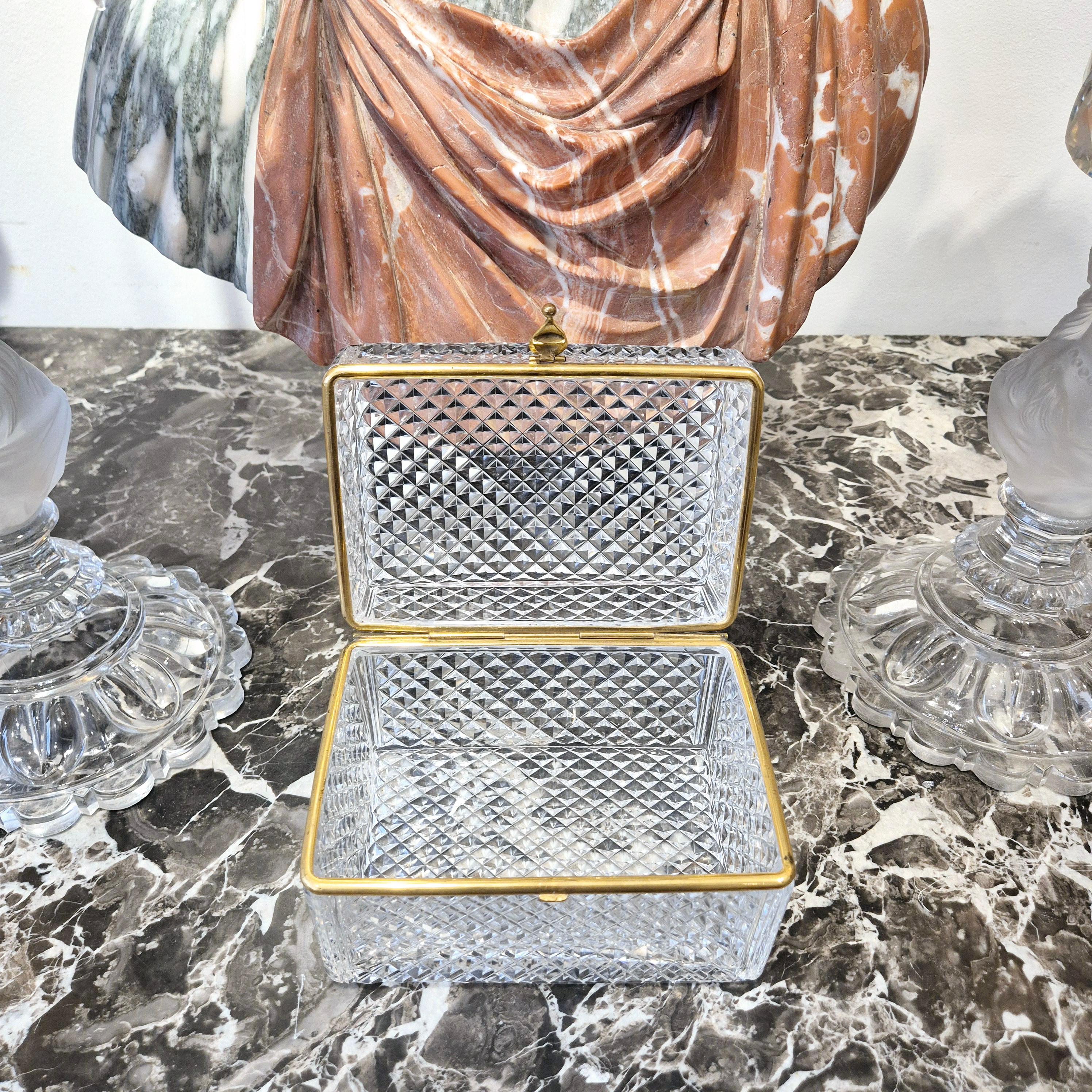Grande boîte en cristal taillé avec monture en bronze doré, époque Charles X, vers 1830. en vente 2