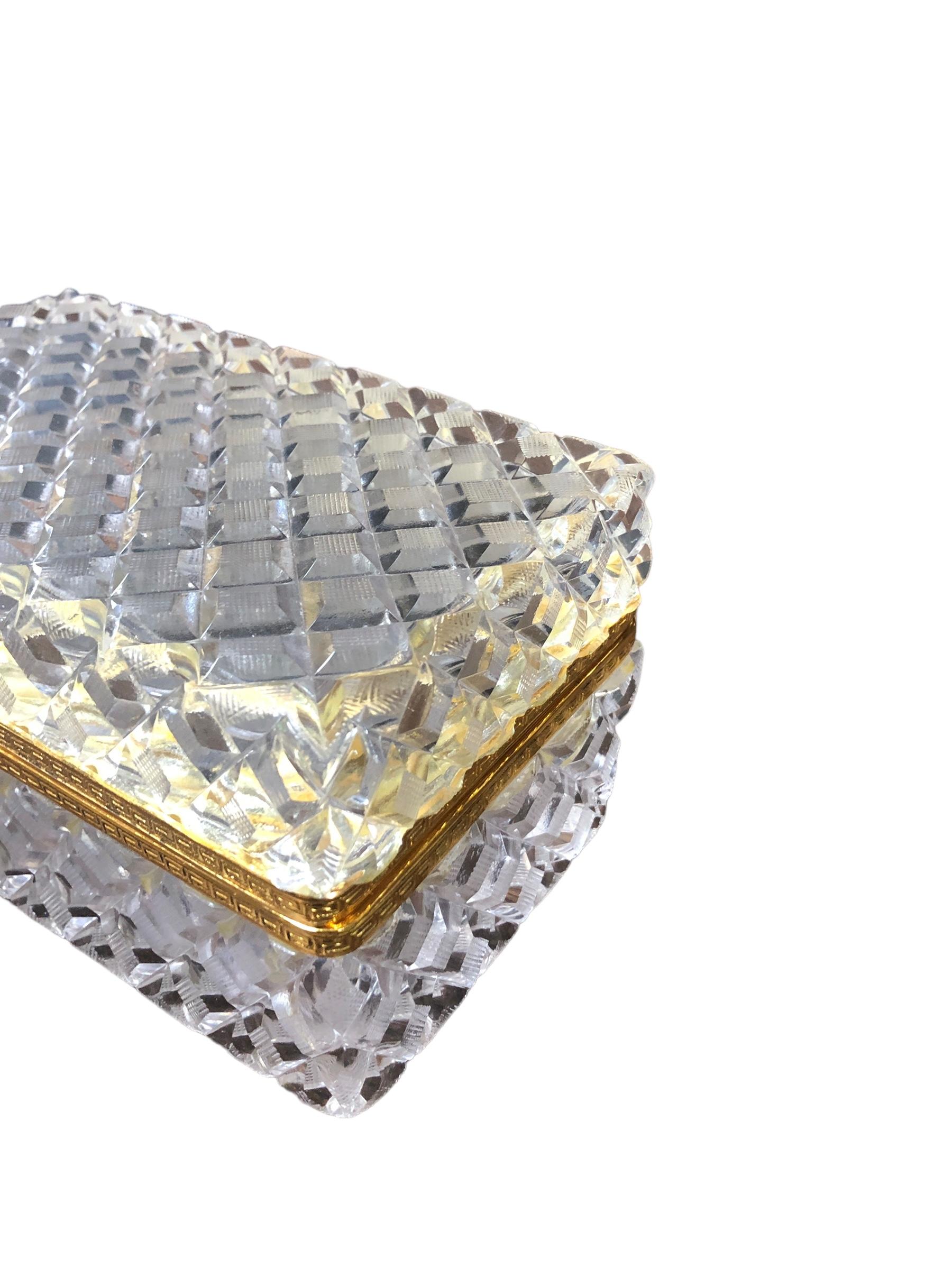 Français Grande boîte en cristal taillé avec montures en bronze doré en vente