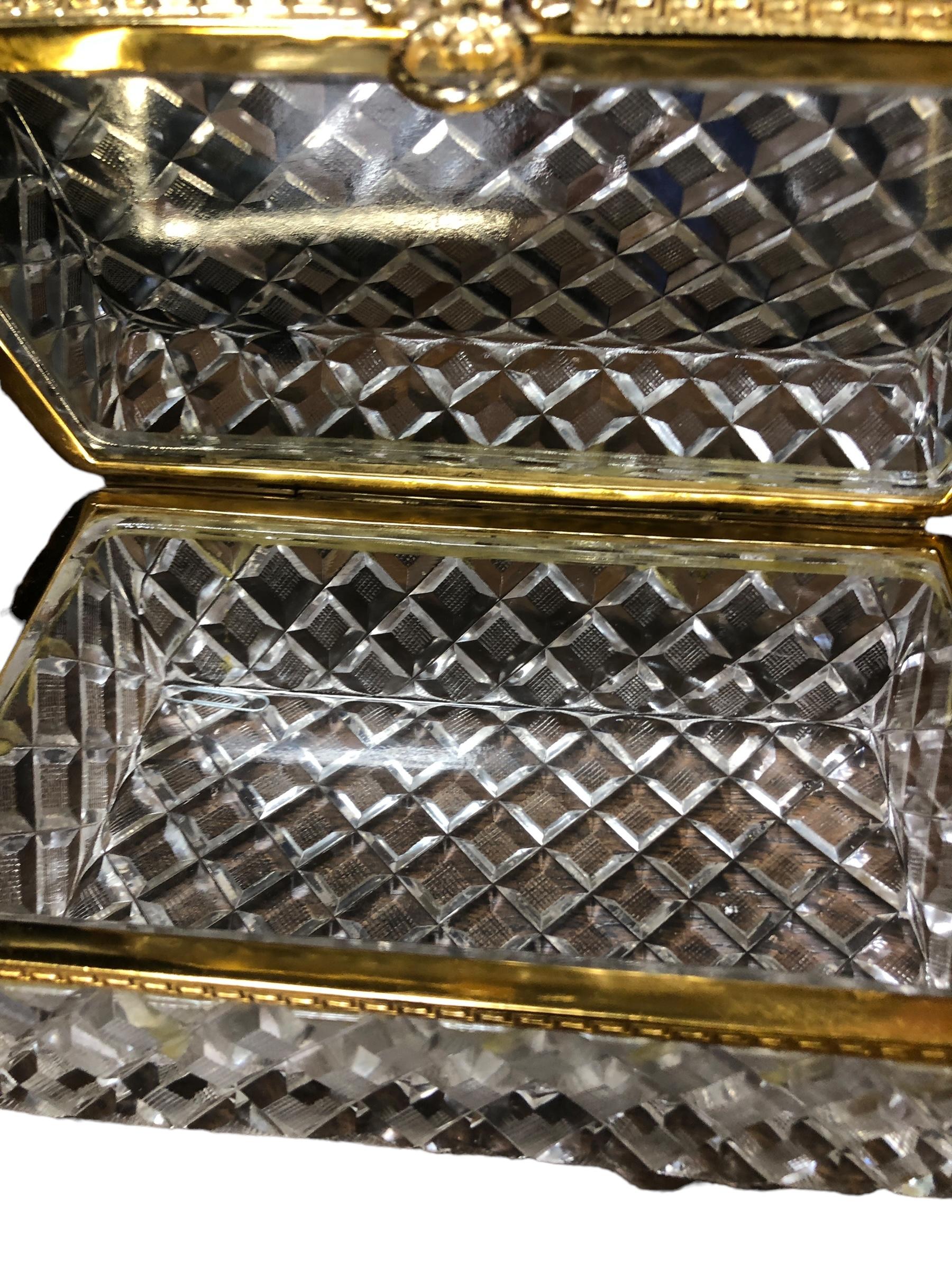 Grande boîte en cristal taillé avec montures en bronze doré Bon état - En vente à Chapel Hill, NC