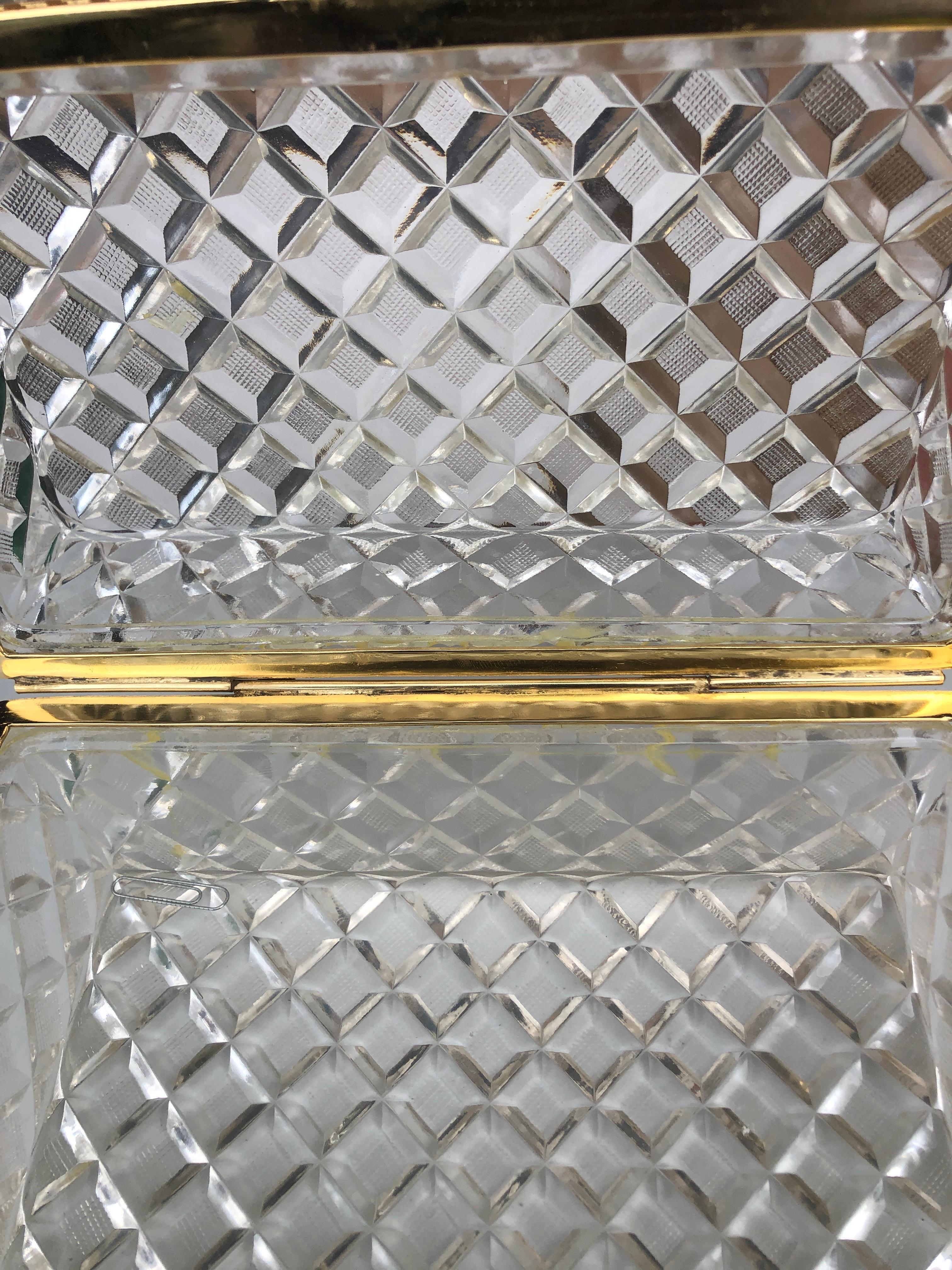 20ième siècle Grande boîte en cristal taillé avec montures en bronze doré en vente