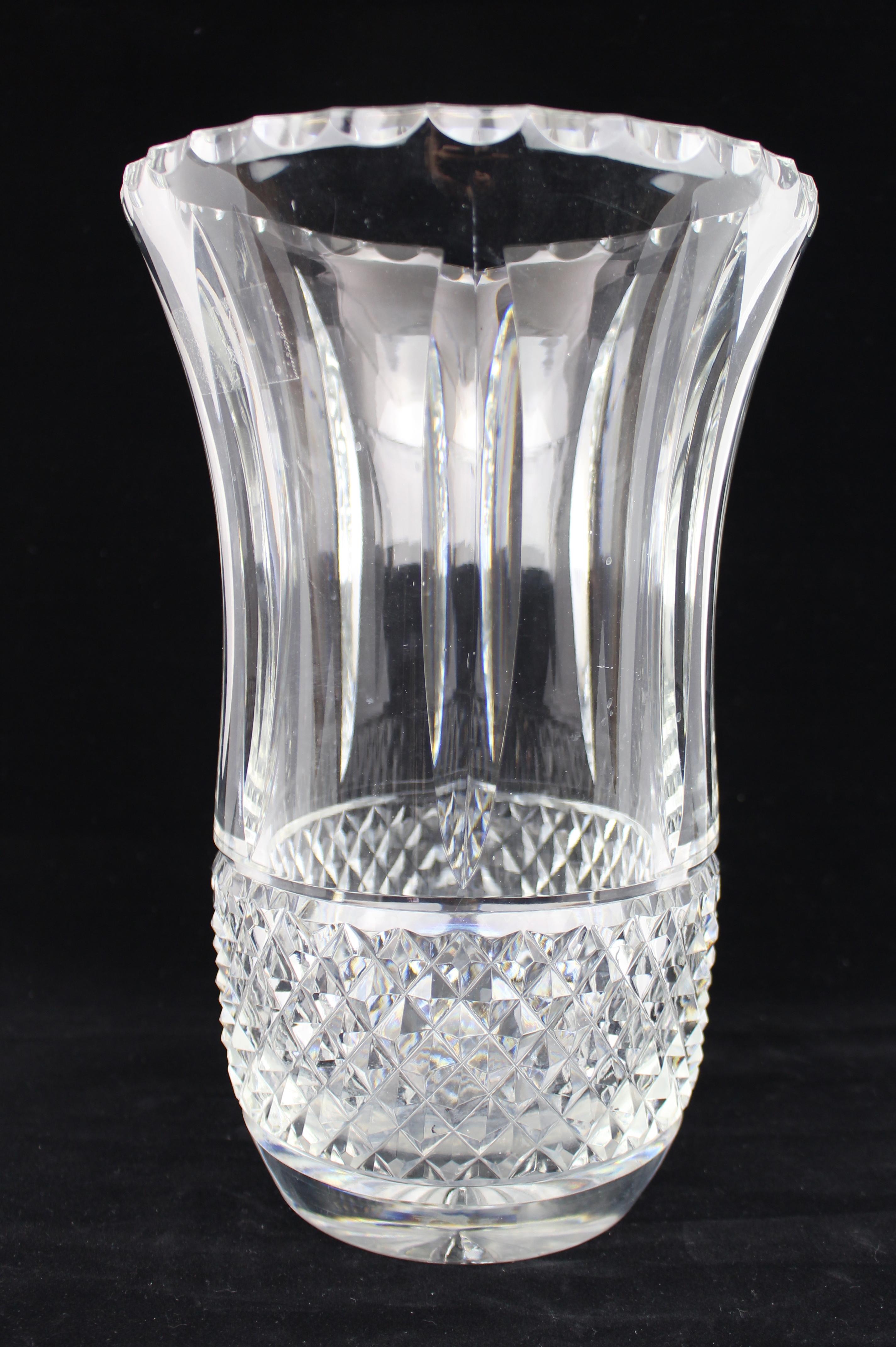 Grand vase en cristal taillé, avec détails de diamants et de cannelures, milieu du 20e siècle
Un vase élégant et substantiel en cristal taillé, datant du milieu du XXe siècle. Le design se caractérise par des cannelures verticales allongées sur la
