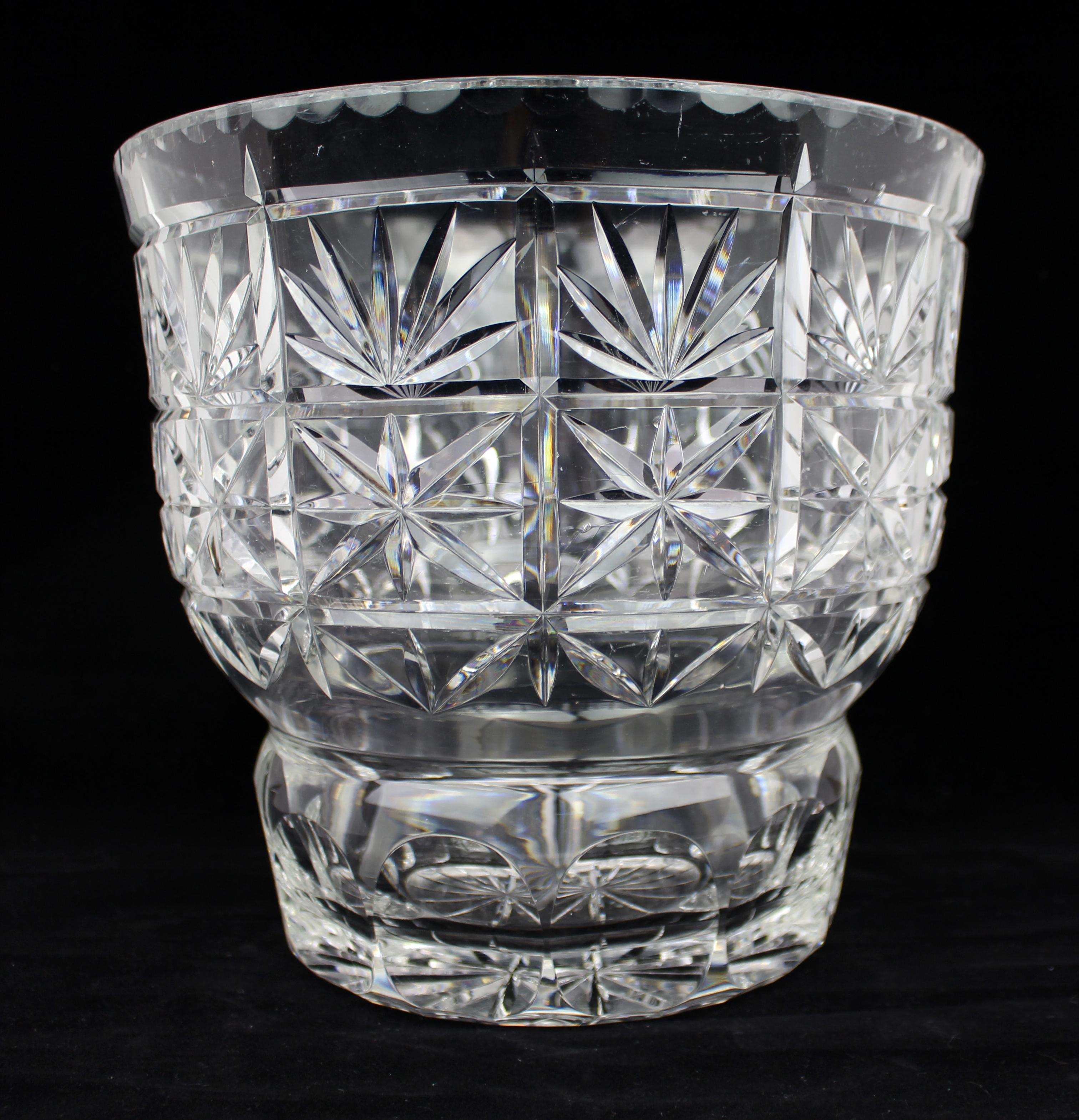 Gran cuenco vintage de cristal tallado a mano con motivo de estrella y abanico - Mediados del siglo XX

Un cuenco de cristal de época, sustancial y finamente elaborado, de mediados del siglo XX, probablemente de origen inglés o irlandés. Esta