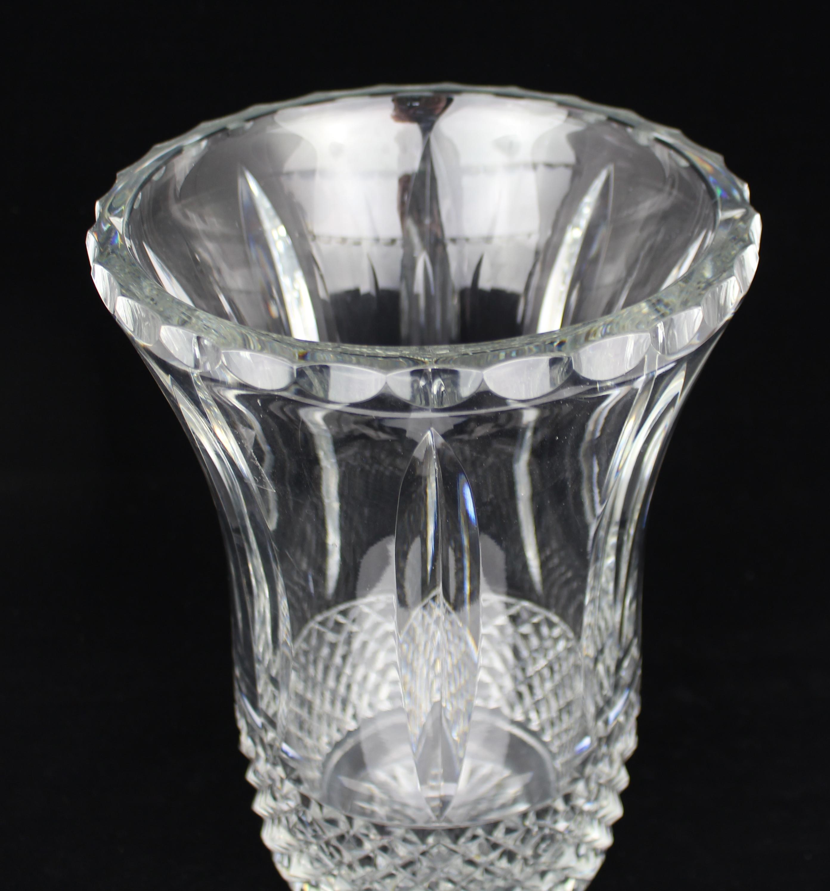 Britannique Grand vase en cristal taillé avec détails de diamants et de cannelures en vente