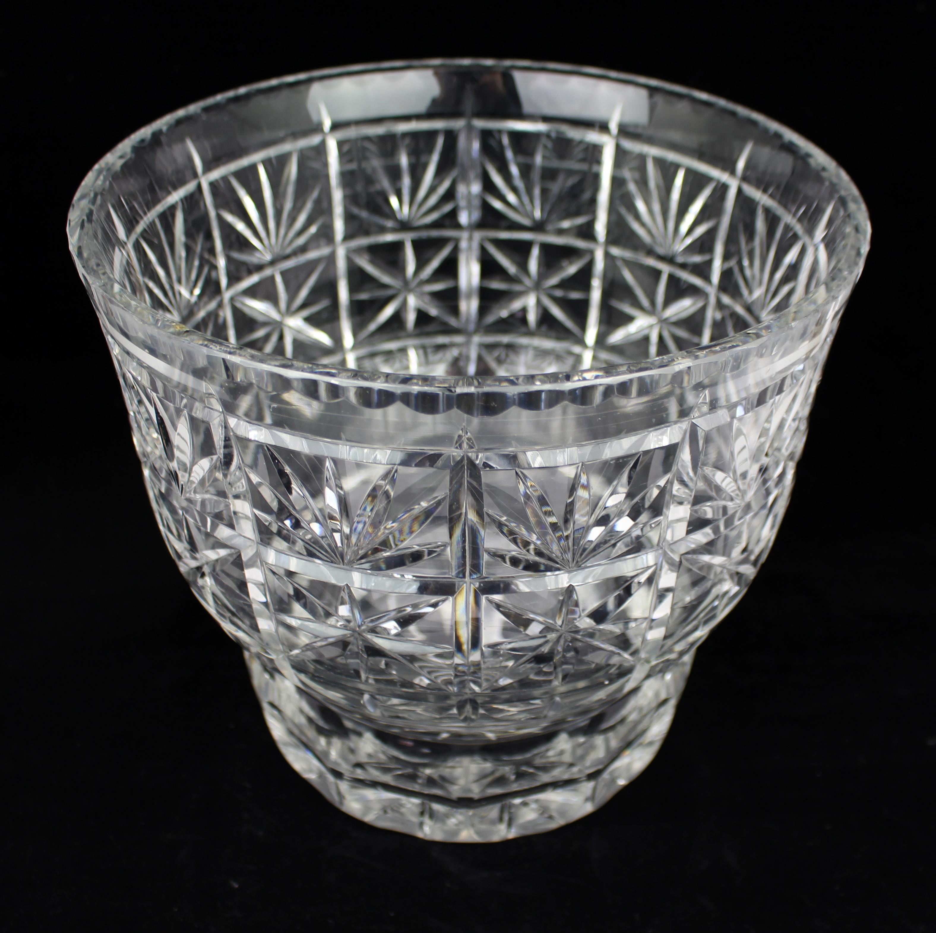 Gran Jarrón de Cristal Tallado con Detalle de Diamantes y Acanalado Británico en venta