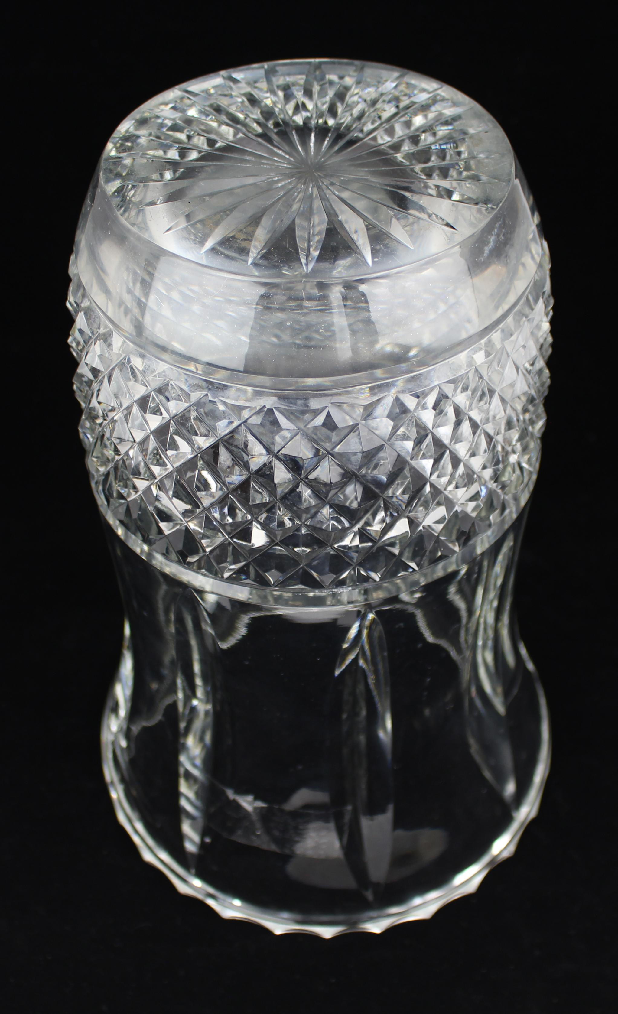 20ième siècle Grand vase en cristal taillé avec détails de diamants et de cannelures en vente