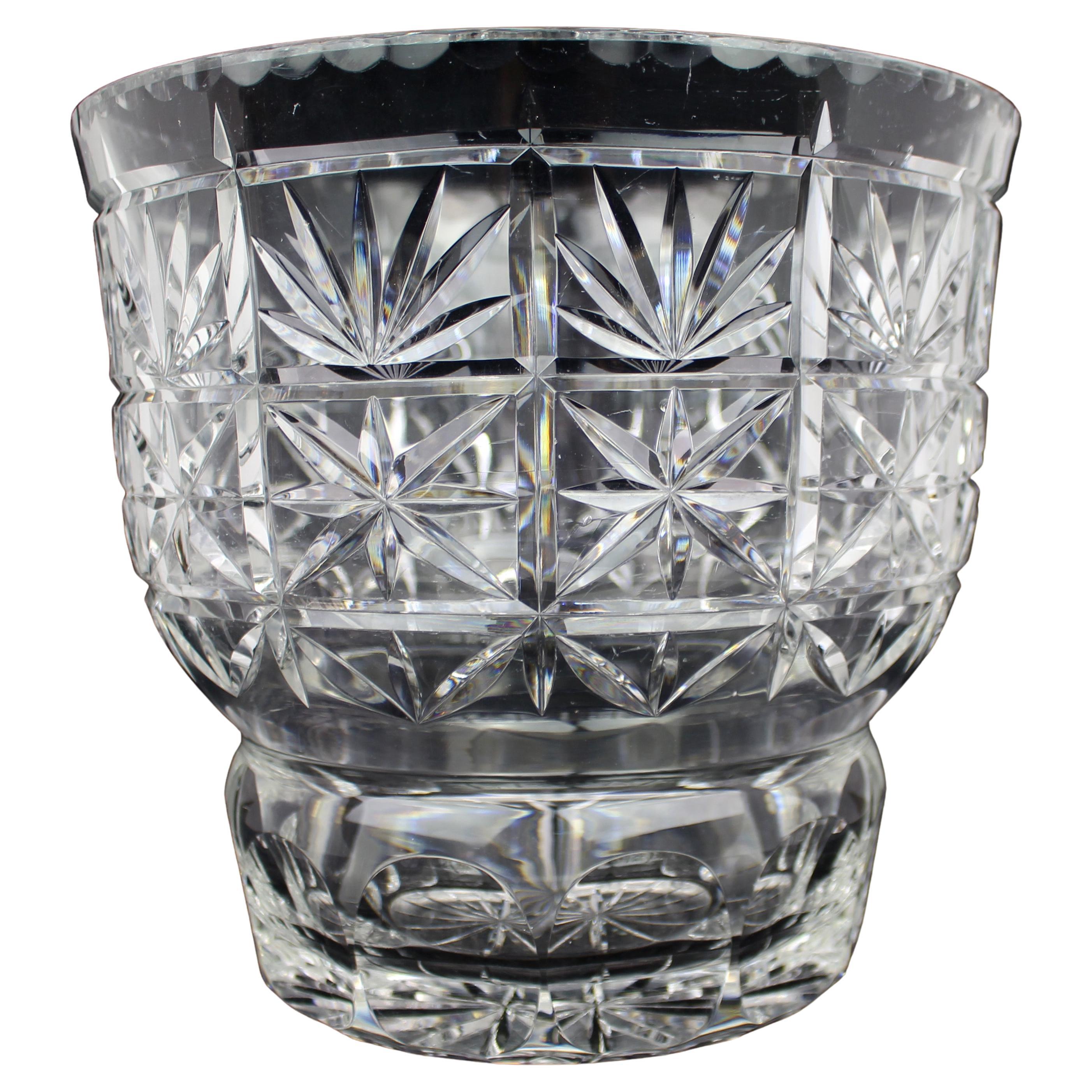 Grand vase en cristal taillé avec détails de diamants et de cannelures
