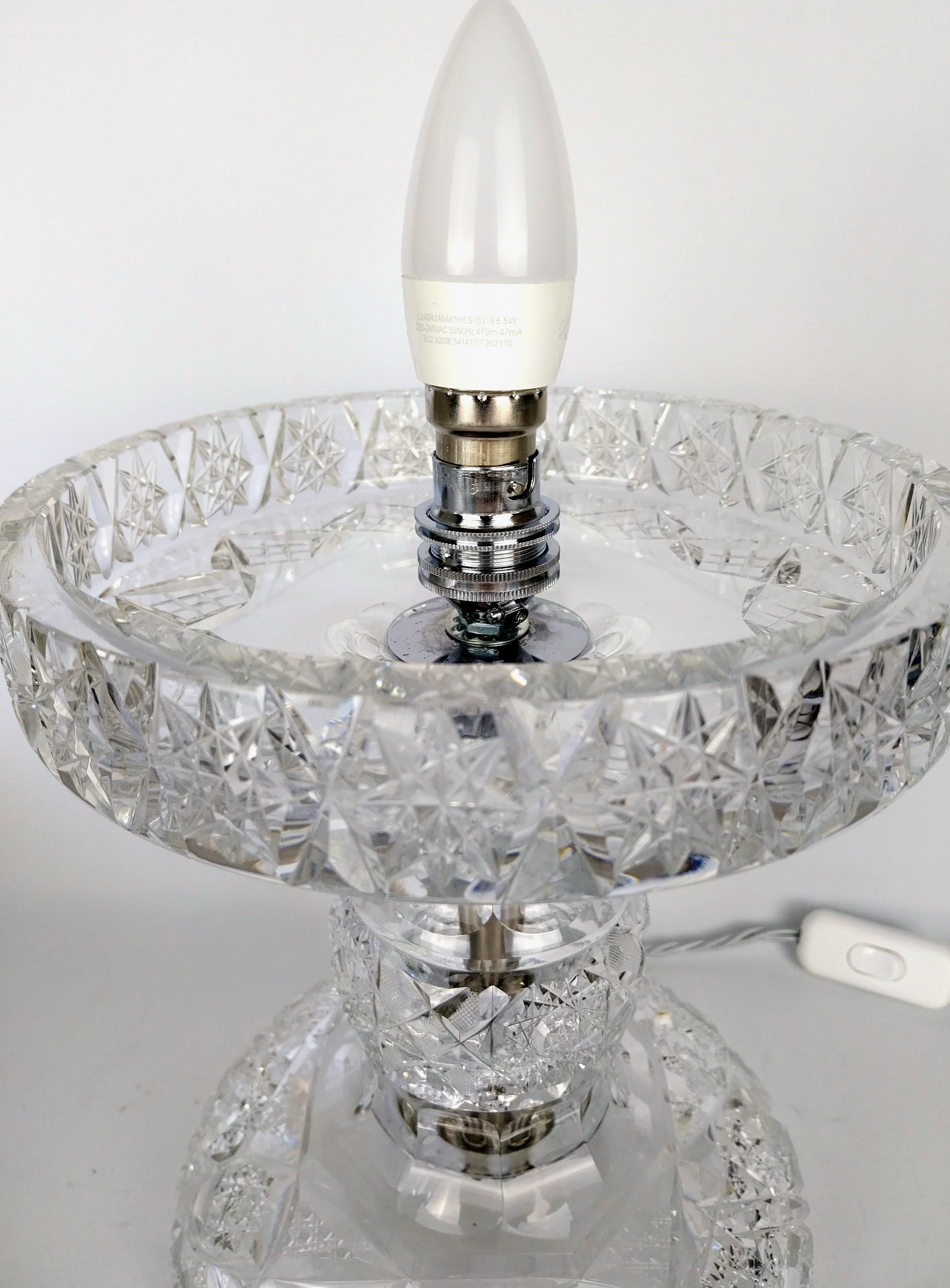 Grande lampe de table en verre taillé en vente 3