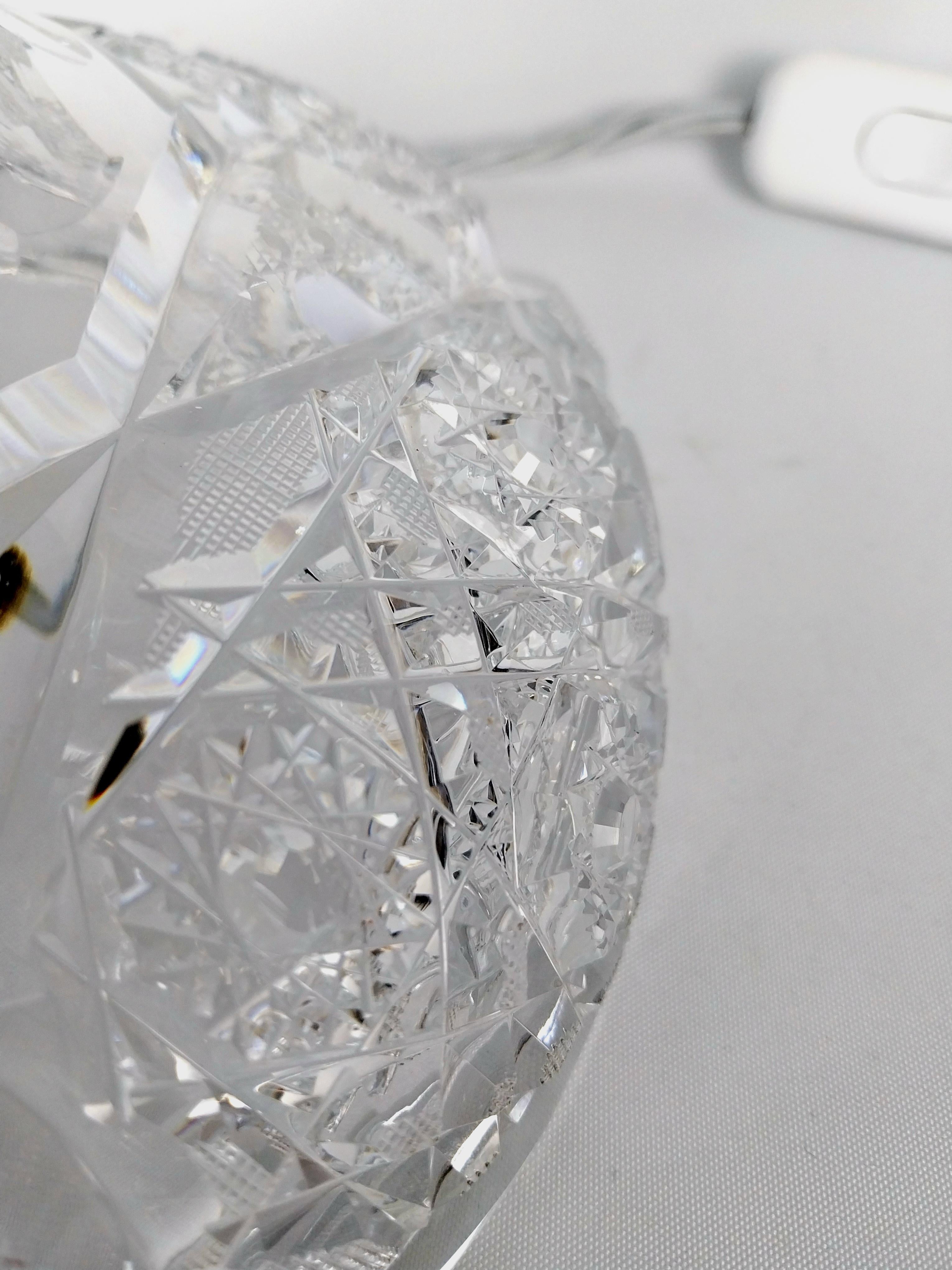Grande lampe de table en verre taillé en vente 4