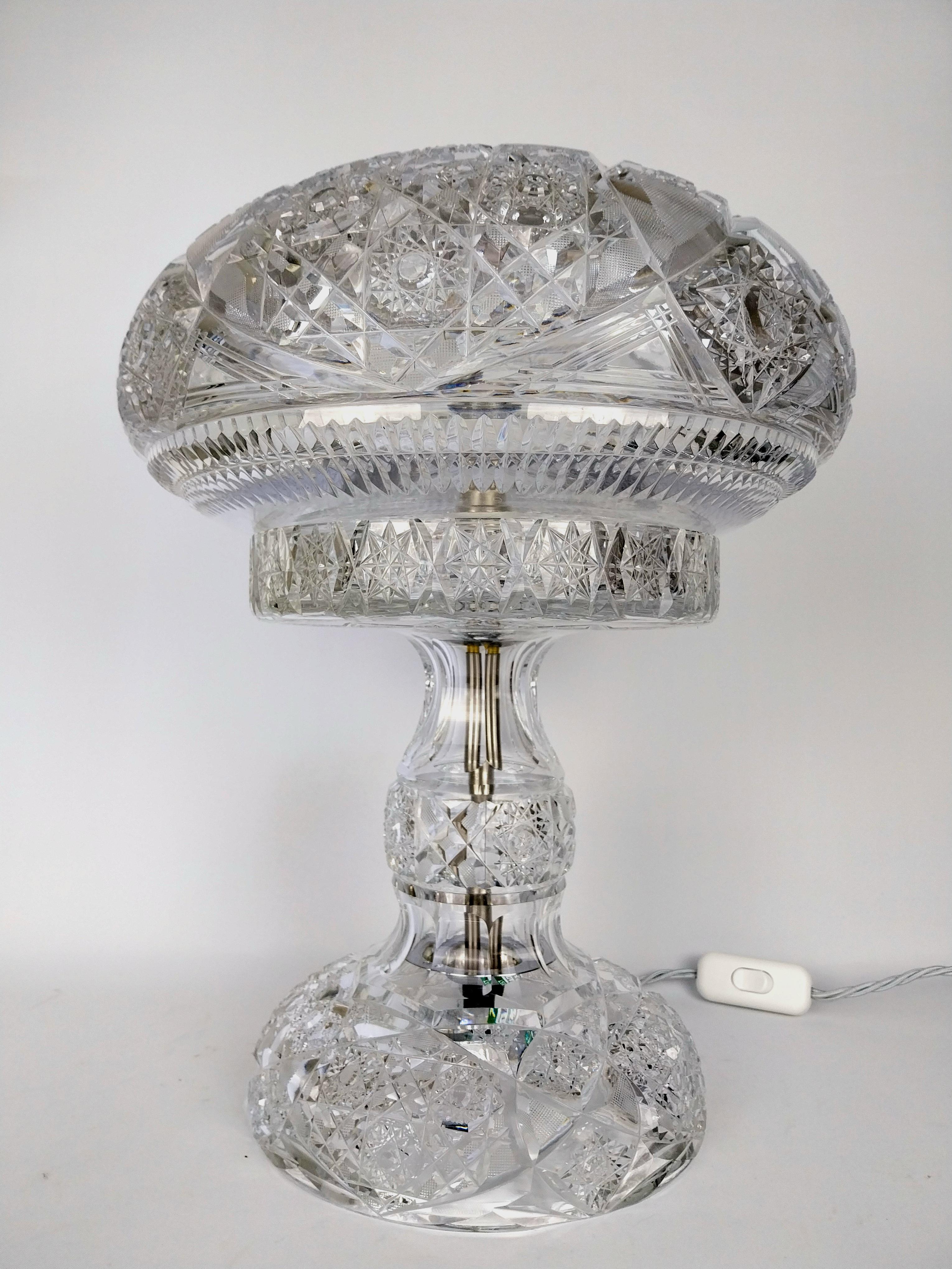 Grande lampe de table en verre taillé en vente 5