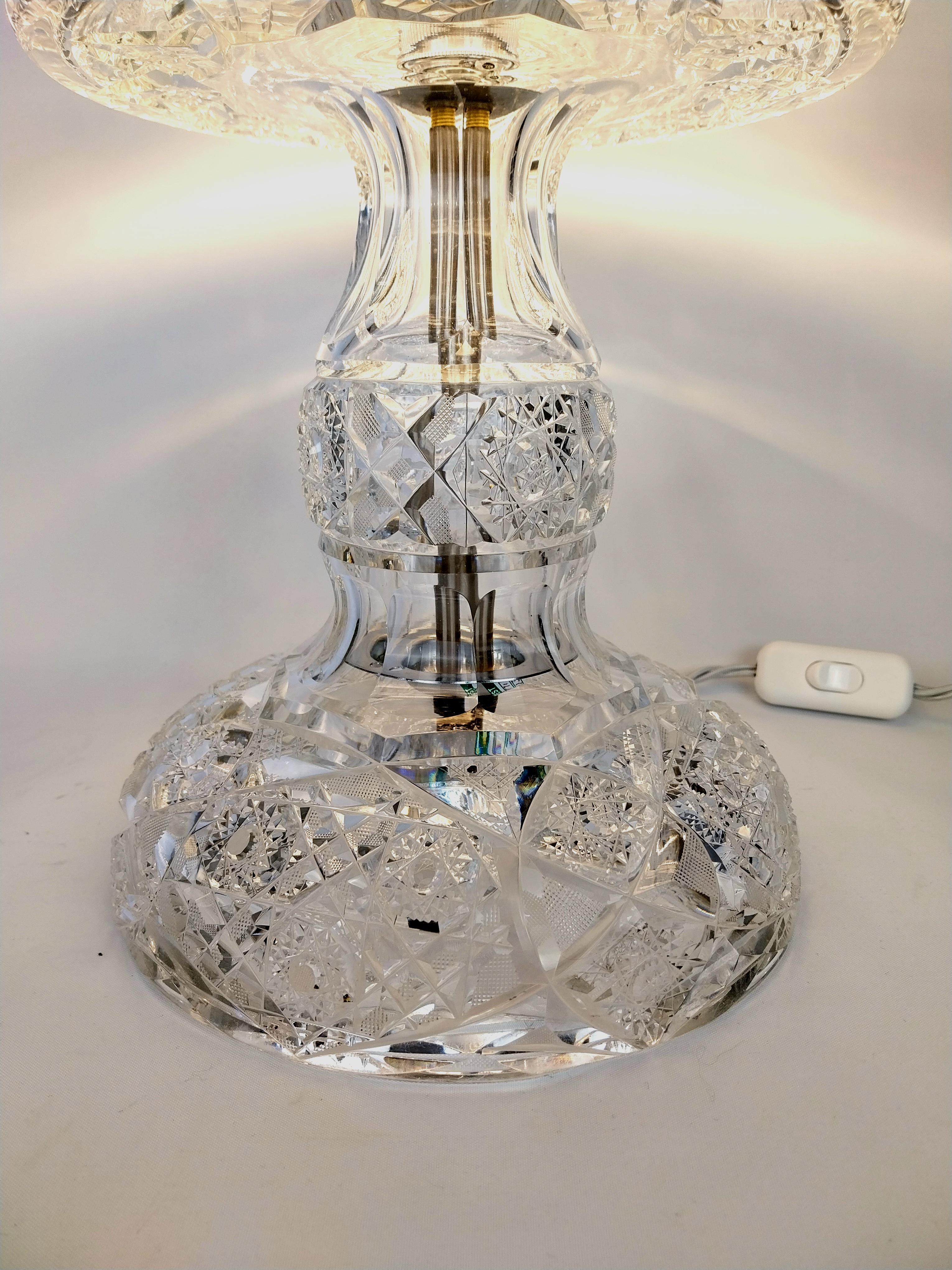 Grande lampe de table en verre taillé en vente 6