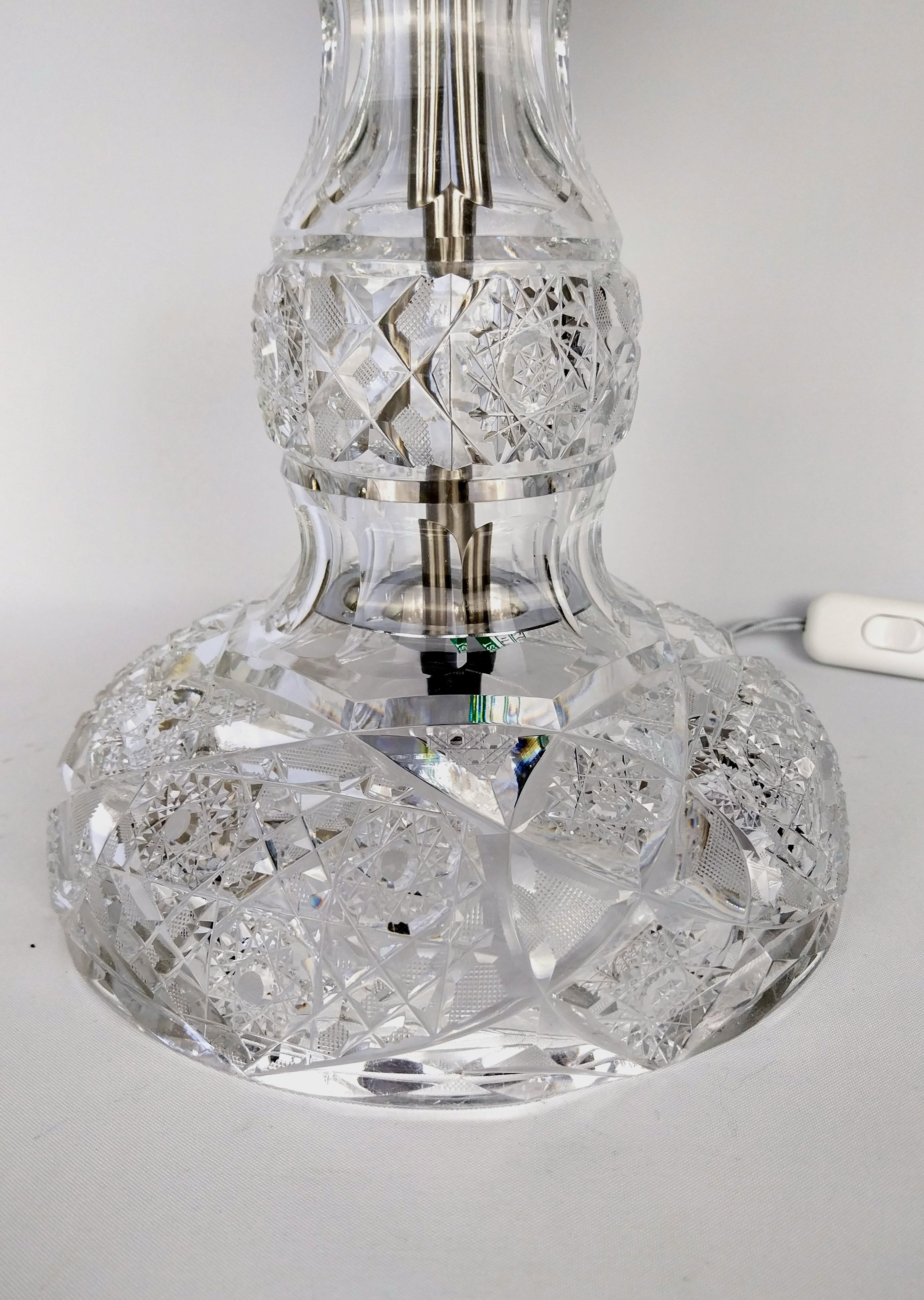 Grande lampe de table en verre taillé en vente 7