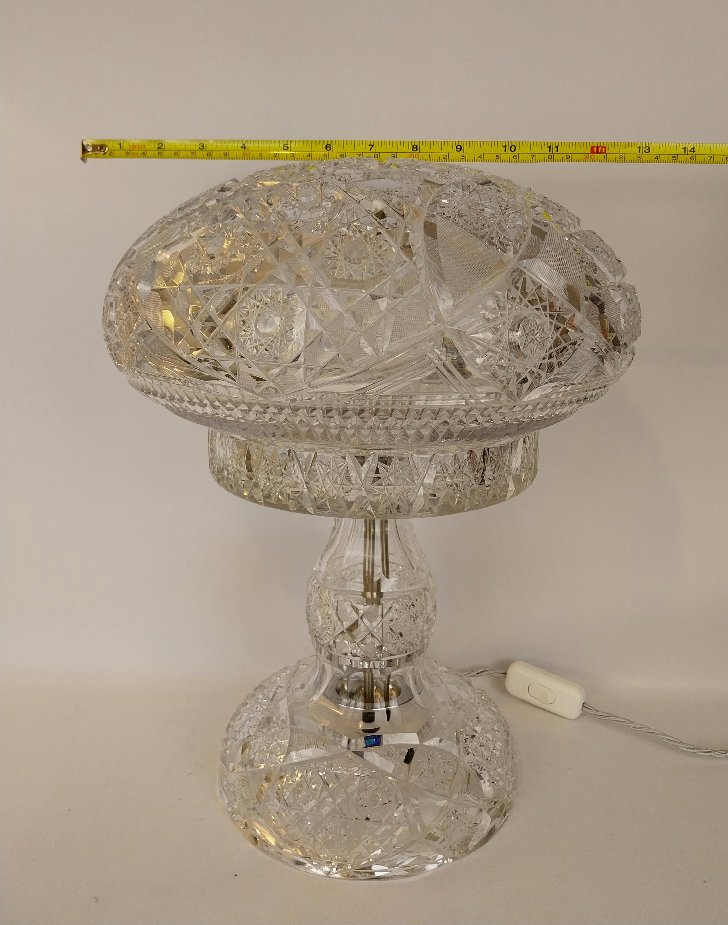 Grande lampe de table en verre taillé en vente 11