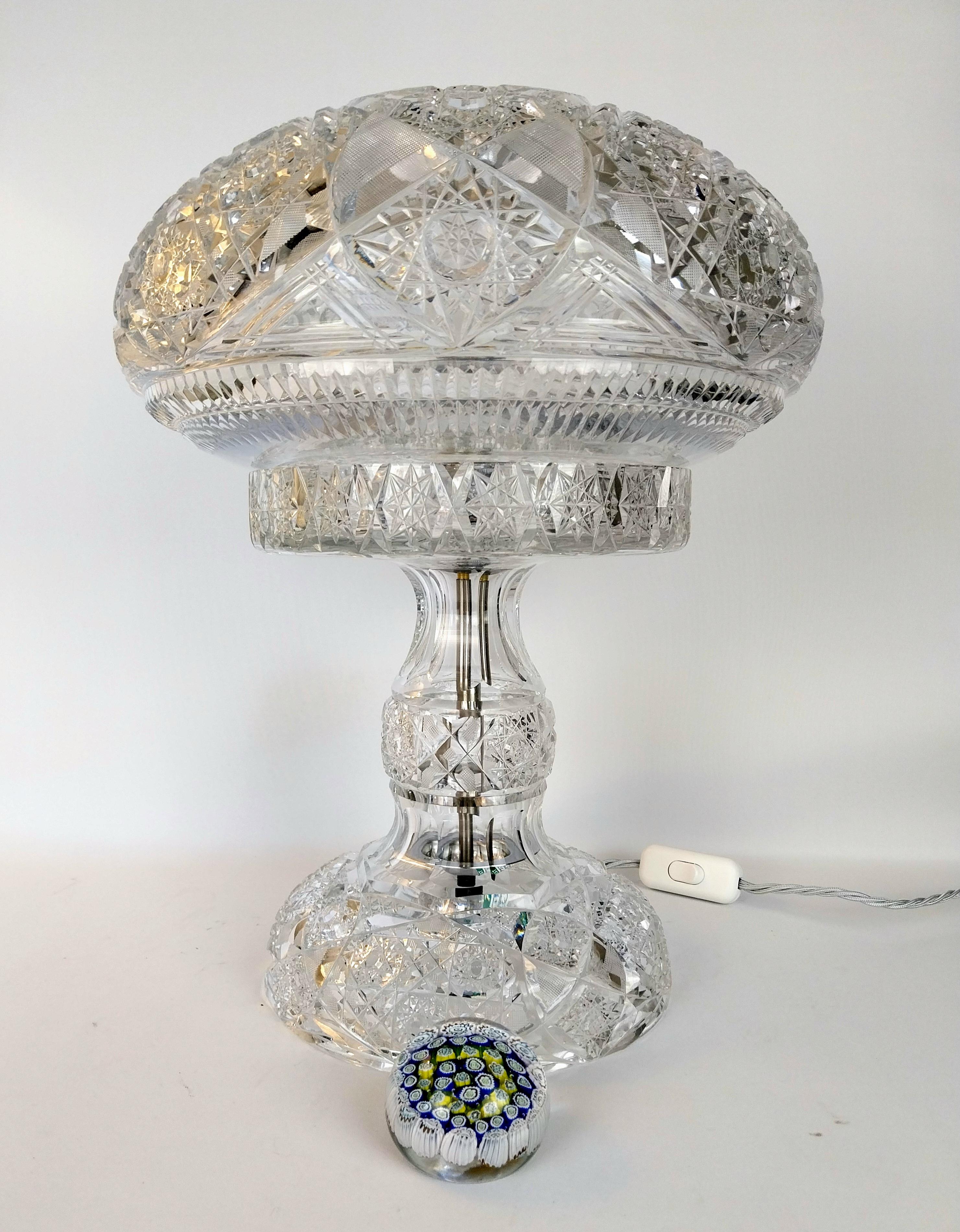 Grande lampe en forme de champignon en verre taillé Art Déco
Cette étonnante lampe vintage présente un remarquable design en forme de champignon, fabriqué à partir de verre taillé de haute qualité. Le grand abat-jour sculptural imite avec élégance