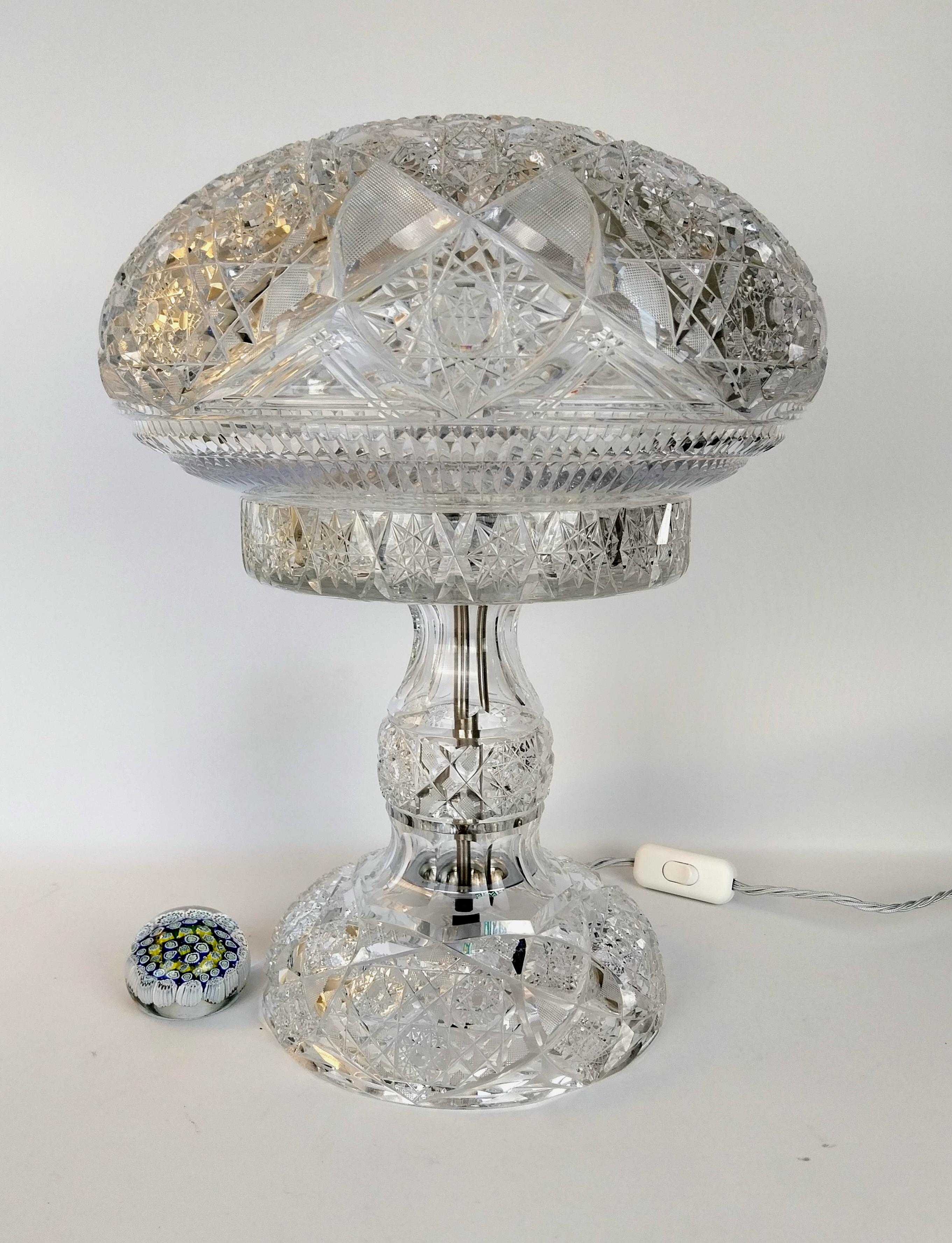 Art déco Grande lampe de table en verre taillé en vente