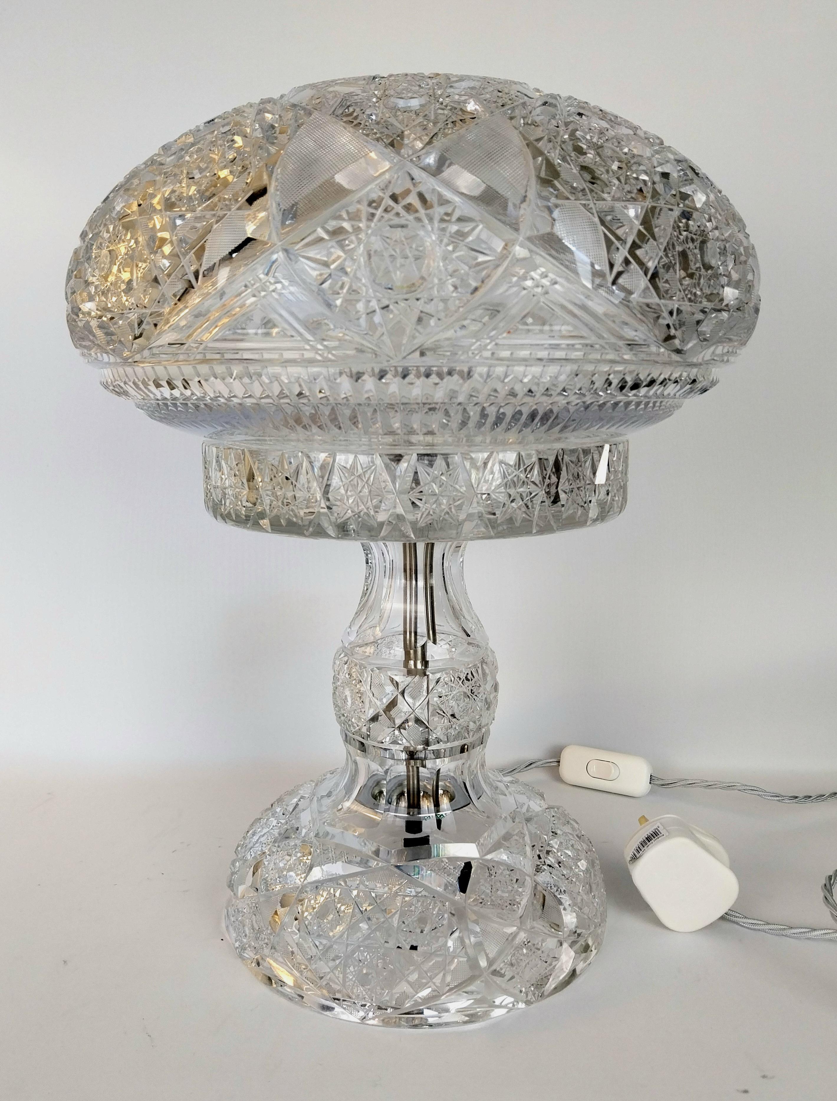 Anglais Grande lampe de table en verre taillé en vente