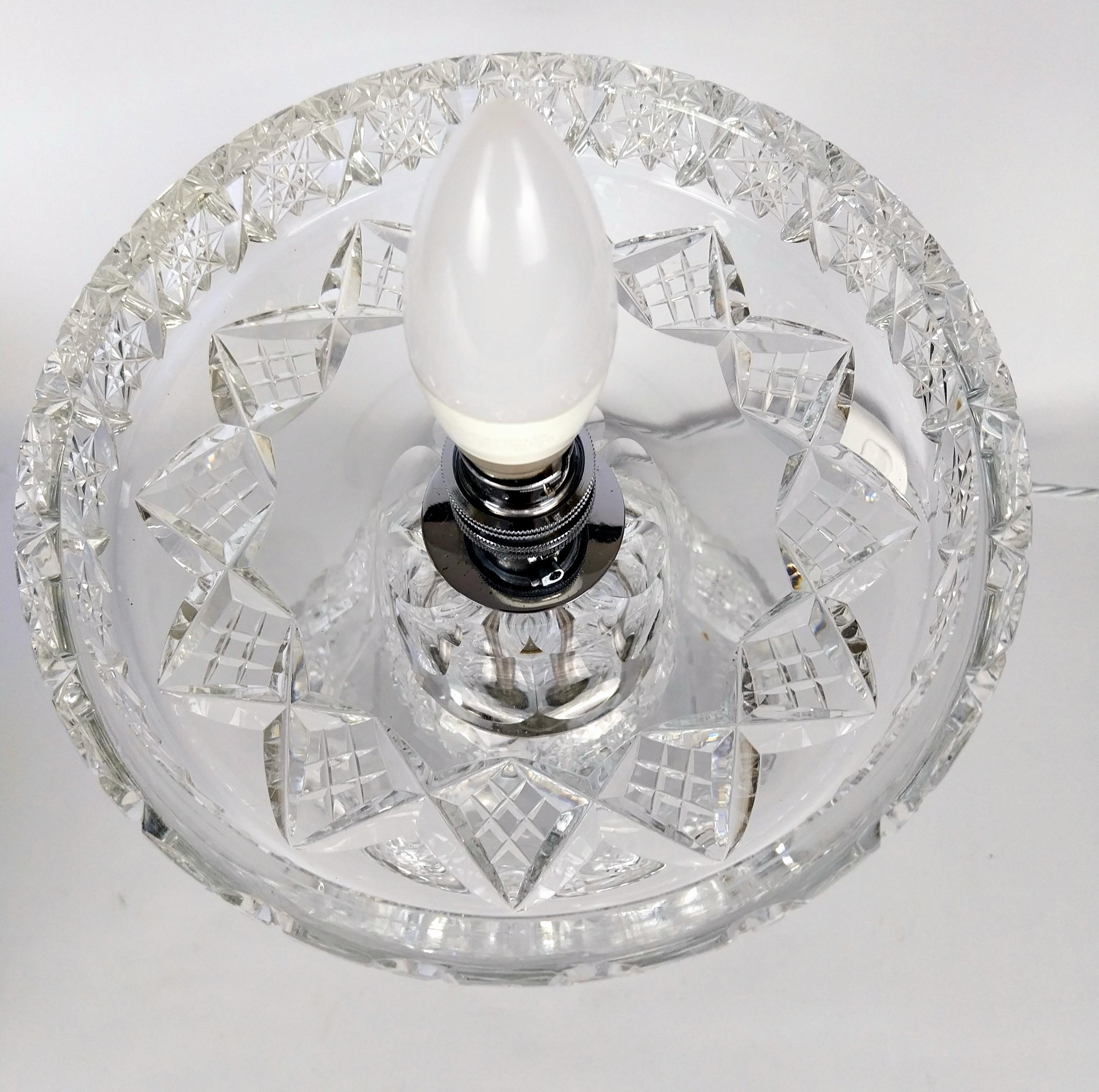 Grande lampe de table en verre taillé en vente 2