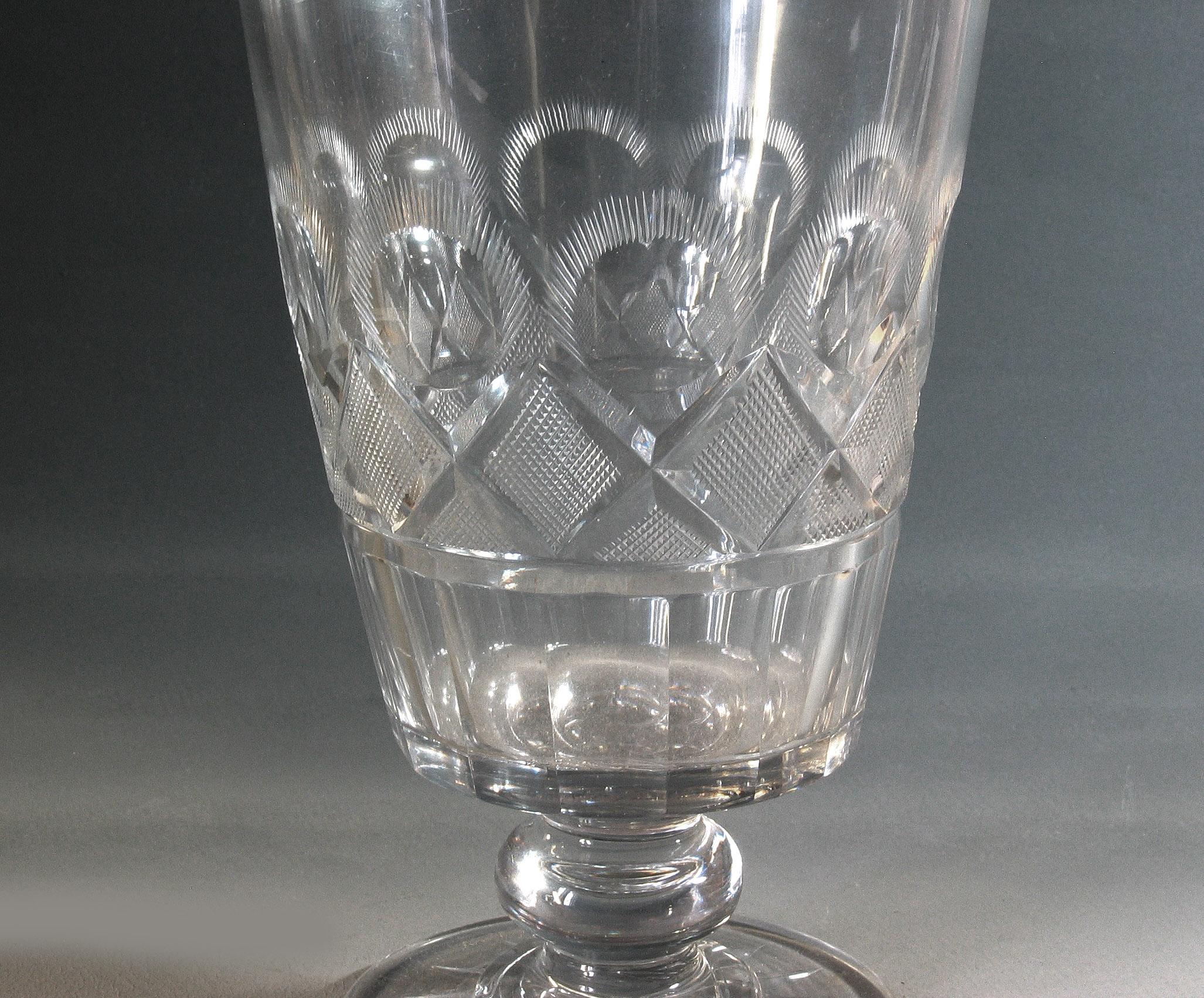Große Regency-Sellerie-Vase aus geschliffenem Glas:: um 1820 (Handgeschnitzt) im Angebot