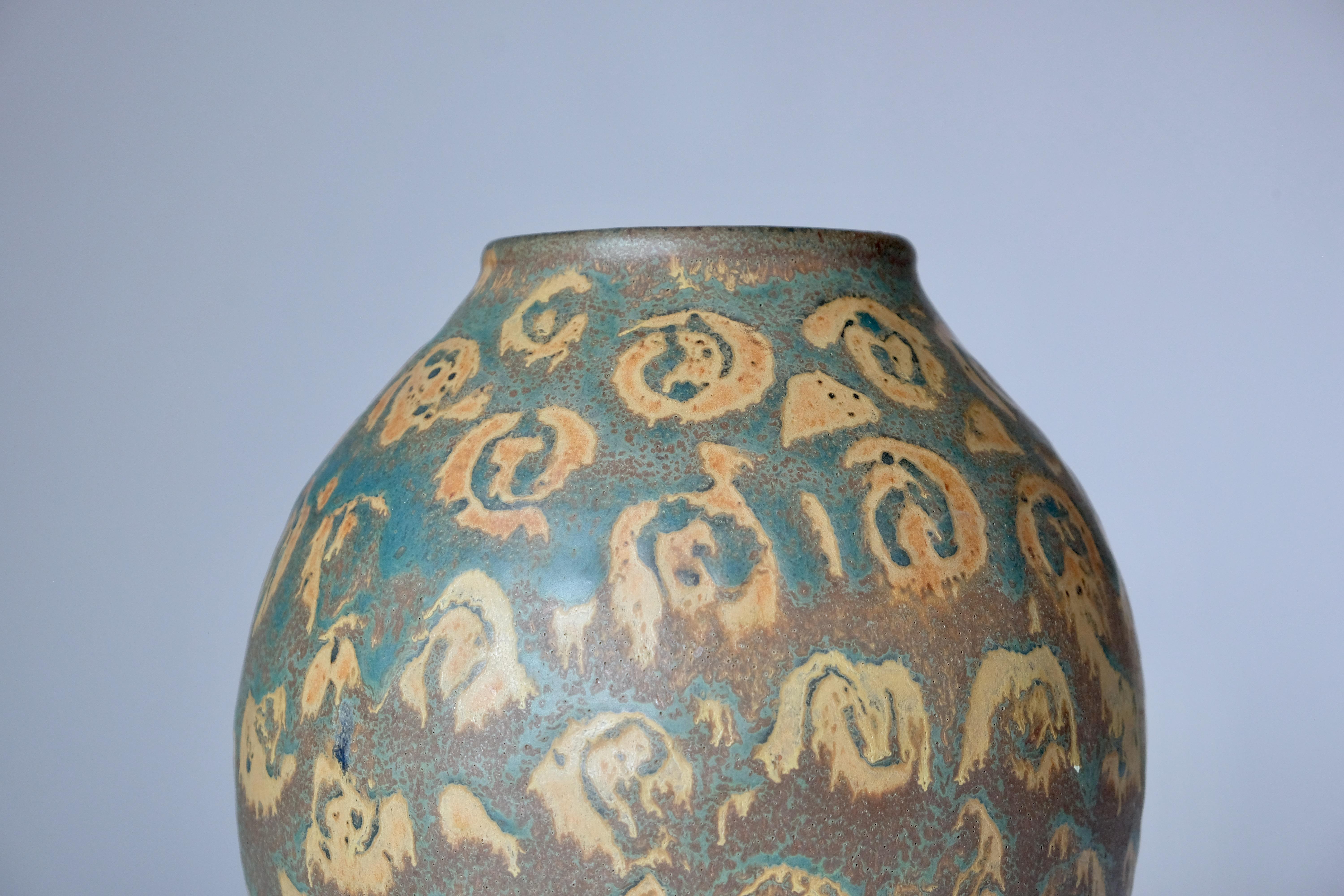 Large vase with exceptional glaze pattern. In excellent vintage condition. 