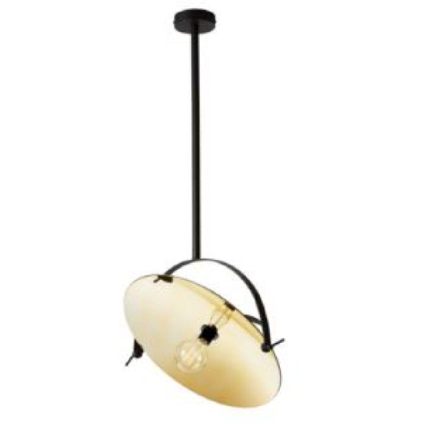 Lampada a sospensione Cyclope grande di RADAR
Design: Bastien Taillard
Materiali: Metallo, tessuto, vetro.
Dimensioni: L 70 x P 15 x H 100-160 cm
Disponibile anche in diversi colori: argento, bronzo e materiali: Oak massiccio.

Tutte le nostre