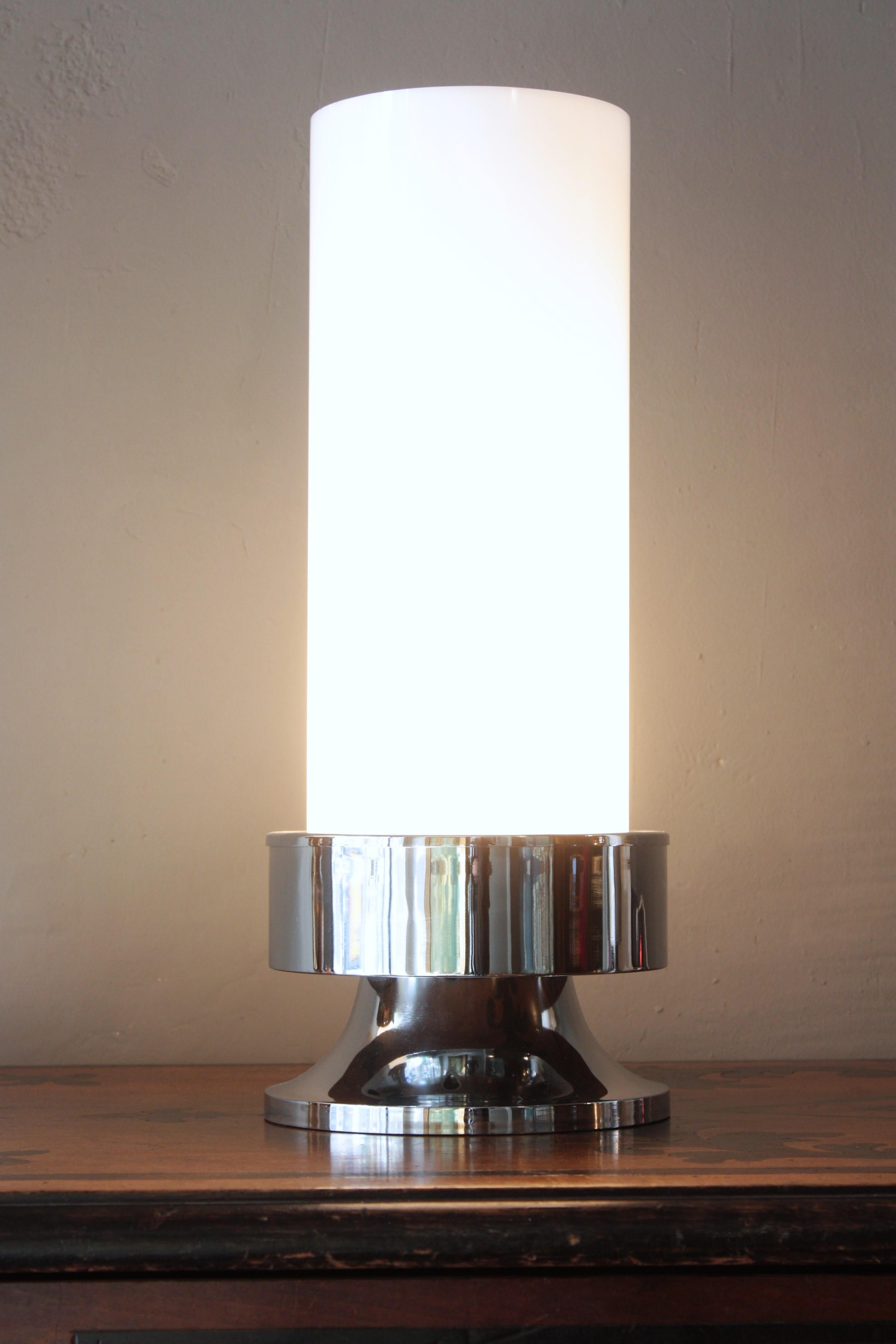 Grande lampe de table à cylindre avec base en acier chromé, Italie 1960 en vente 3