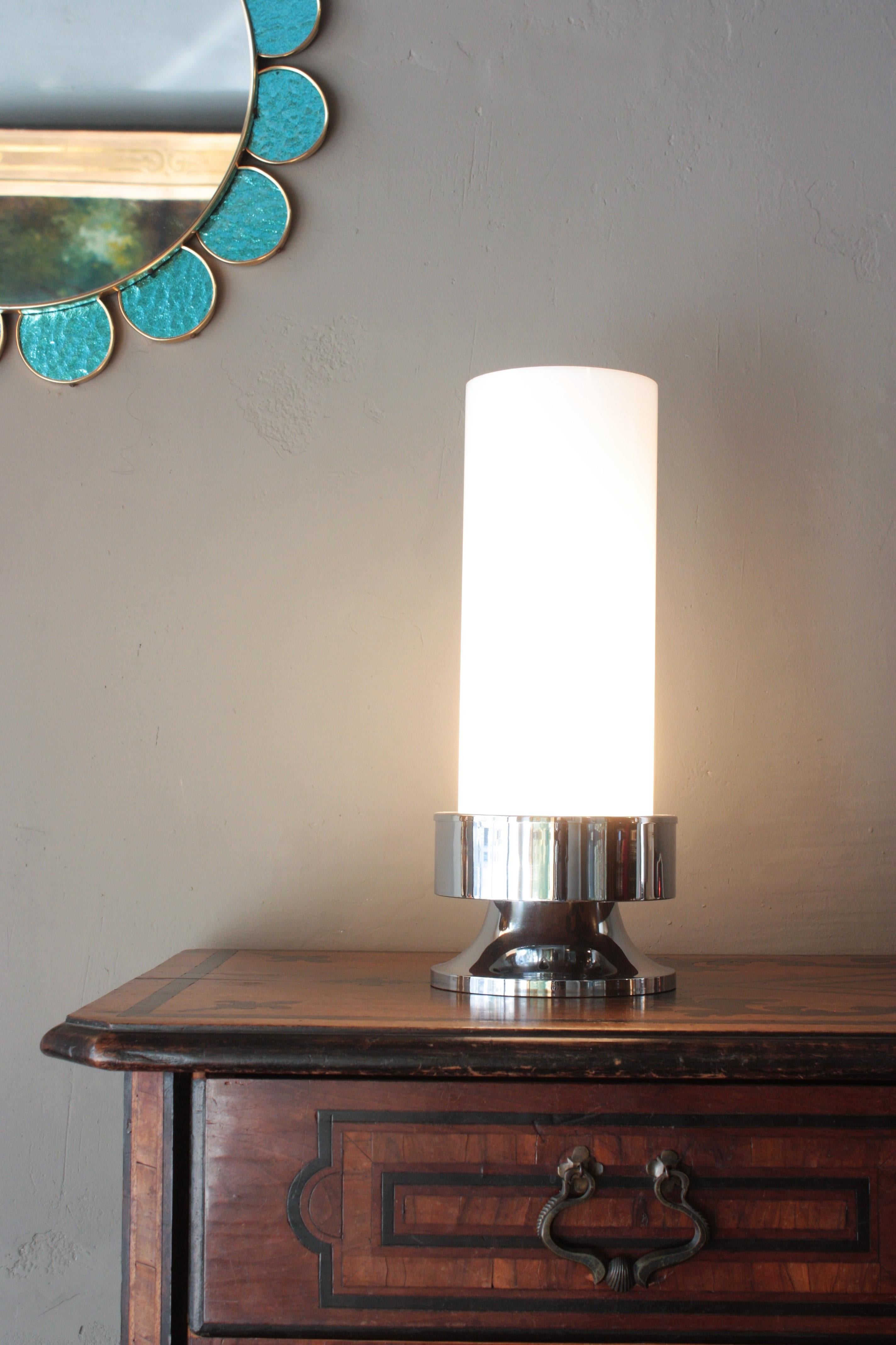 Mid-Century Modern Grande lampe de table à cylindre avec base en acier chromé, Italie 1960 en vente