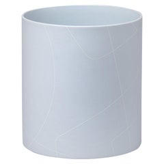 Grand vase cylindrique gris clair en céramique avec motif de lignes graphiques