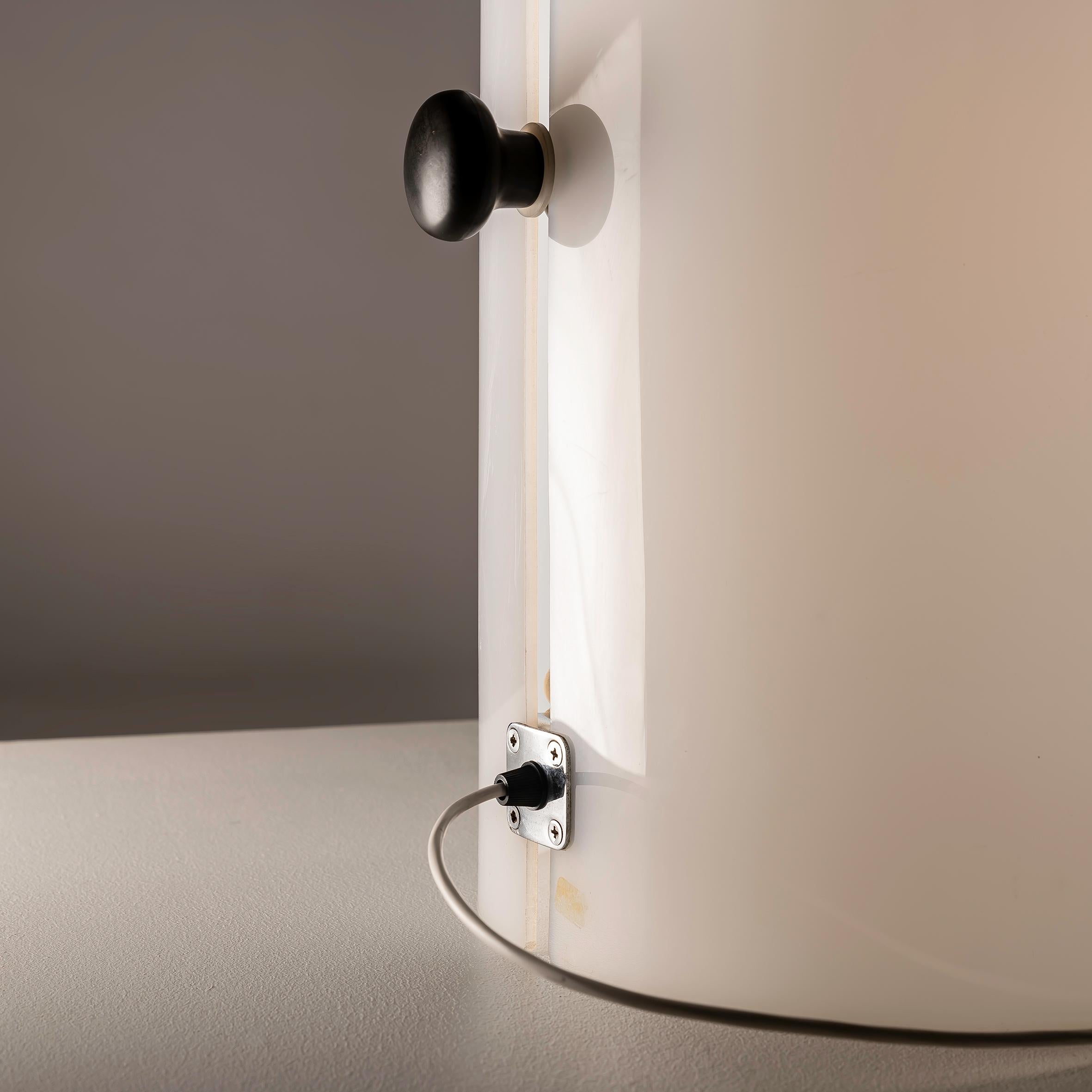 Le grand lampadaire cylindrique de Joan Antoni Blanc pour Tramo, datant des années 1960, est une pièce d'éclairage unique et remarquable. Son caractère unique réside dans son mélange distinctif d'esthétique minimaliste et de fonctionnalité