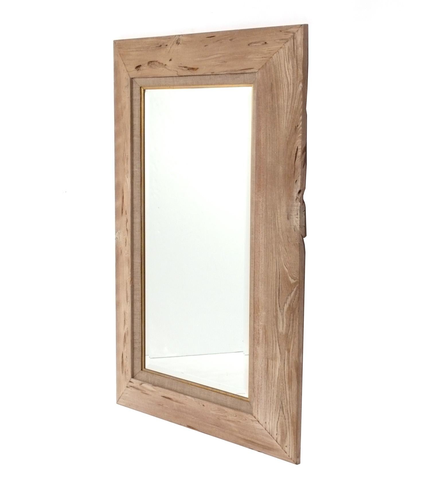 Grand miroir en bois de cyprès et laiton, américain, vers les années 1970. Il mesure un impressionnant 54,25 