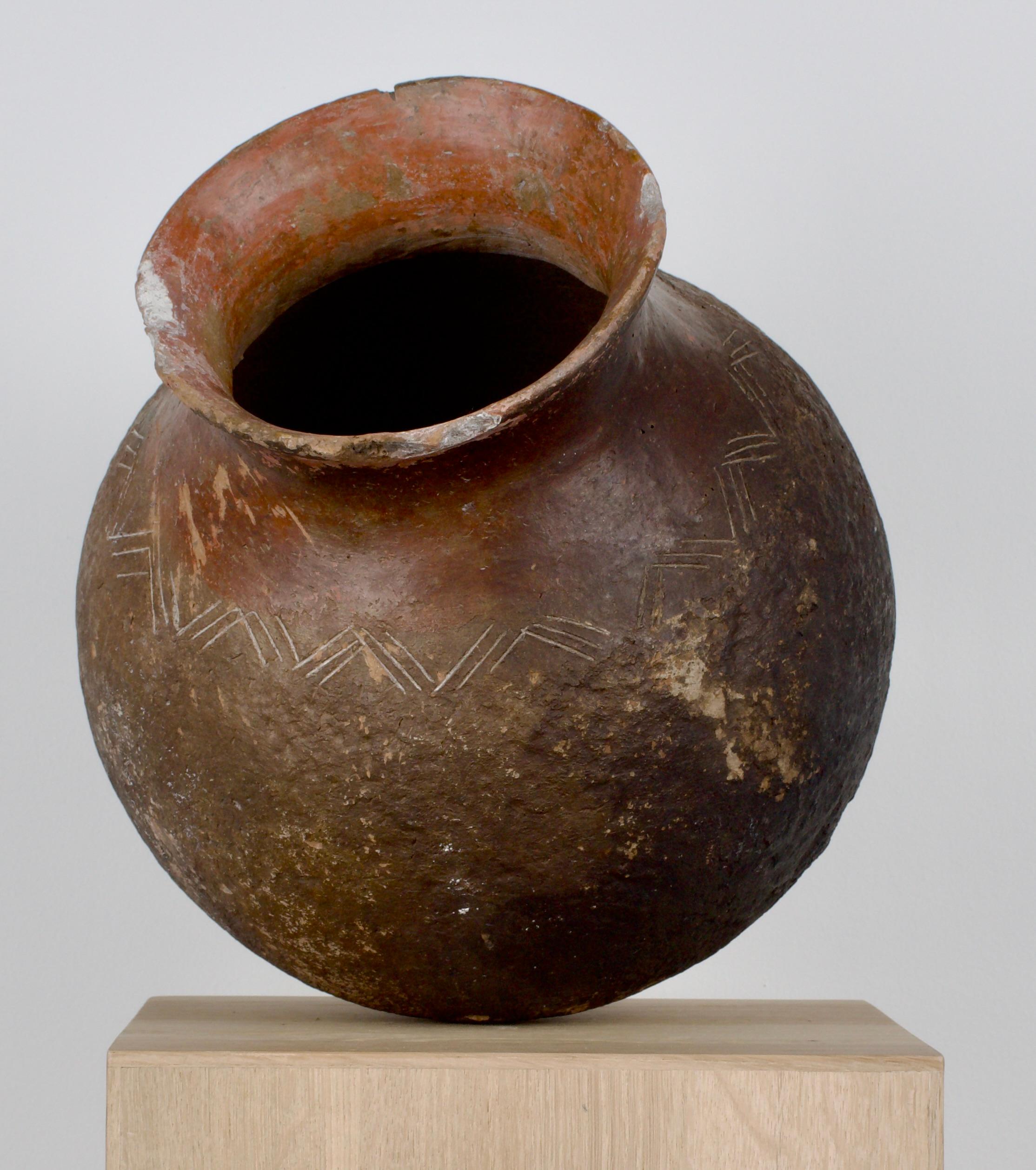 Grande vaso cipriota in ceramica marrone - prima media età del bronzo (circa 2700-1900 a.C.)
Questo impressionante vaso cipriota in ceramica marrone, risalente alla prima-media età del bronzo (circa 2700-1900 a.C.), esemplifica l'abilità e la