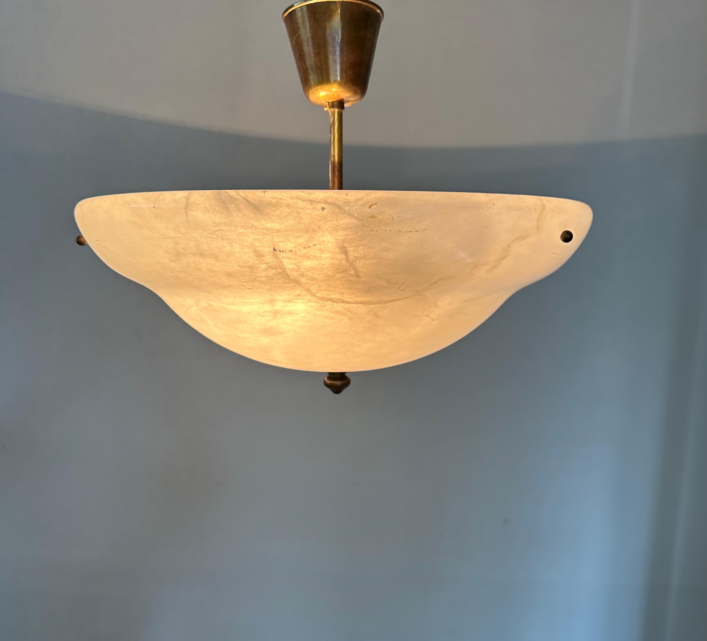 Atemporal y perfectamente equilibrada, lámpara de techo de alabastro de 3 luces de estilo Art Déco.

Encontrar un accesorio en excelente estado y muy atractivo siempre nos alegra el día. Este ejemplar de gran tamaño tiene una de las tonalidades de