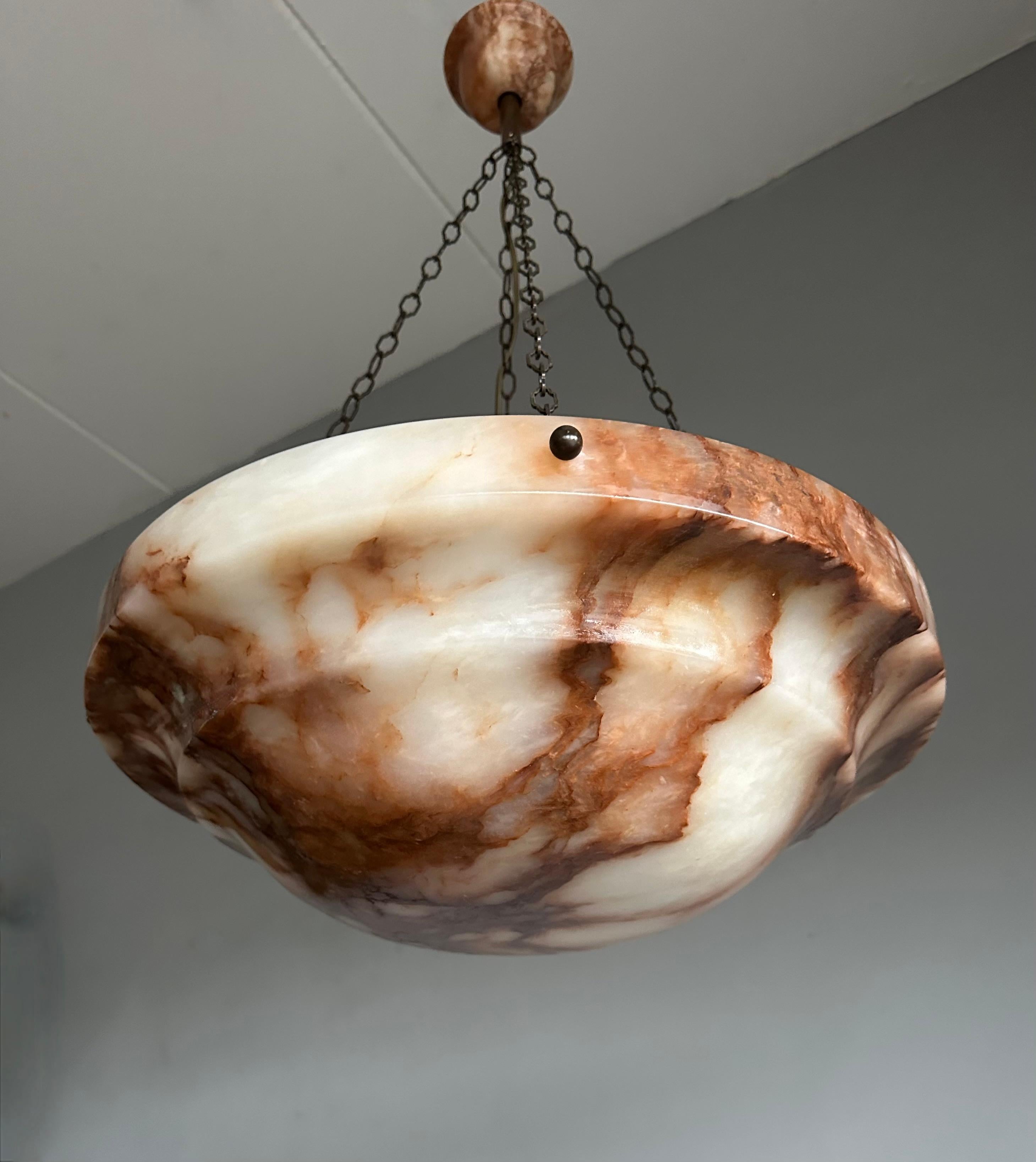 Lampadario a 4 luci in alabastro scolpito e stratificato a mano, con paralume multicolore.

Grazie al suo design senza tempo, alla bellezza estetica, alle grandi dimensioni e alle superbe condizioni, questo lampadario antico in alabastro è destinato