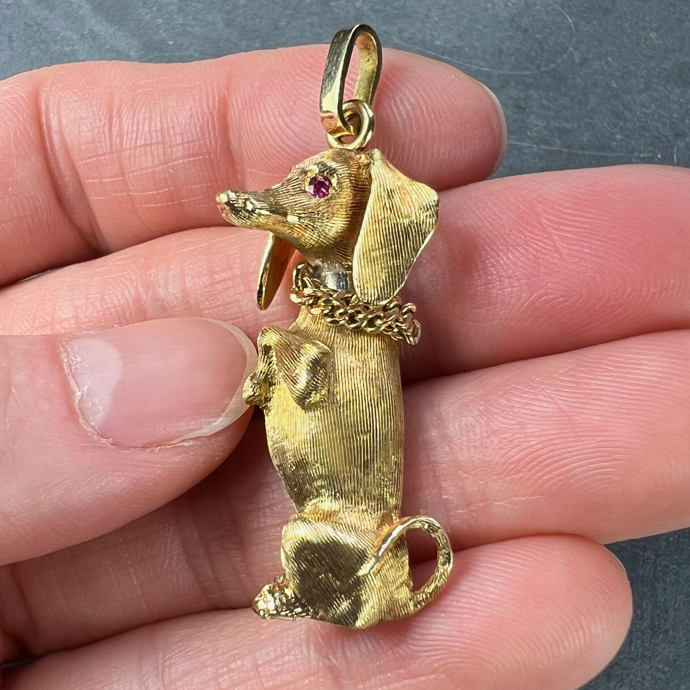 Colgante con dije de rubí de oro amarillo de 18 quilates de perro salchicha grande en venta 6