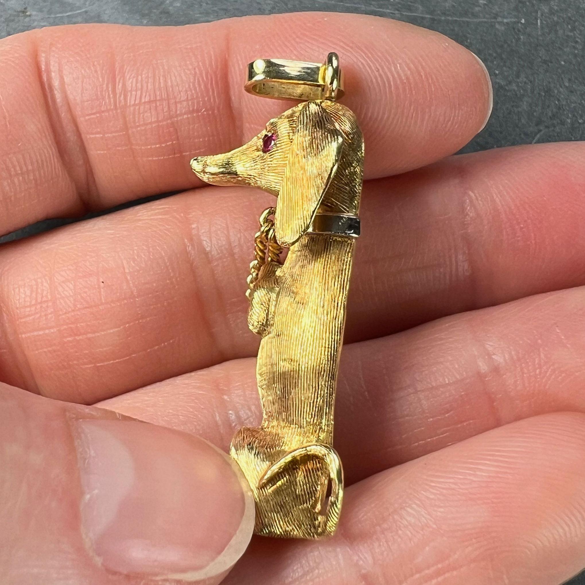 Colgante con dije de rubí de oro amarillo de 18 quilates de perro salchicha grande en venta 7